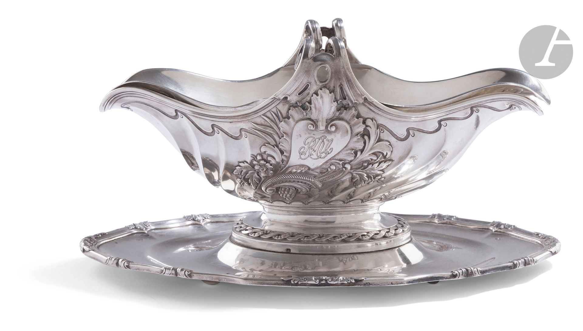 # FRANCE XIXe SIECLE
Saucière, son plateau attenant et sa doublure amovible en argent à deux becs verseurs, le corps repoussé de côtes et d’un médaillon rocaille central de part et d’autre chiffré. 
Poinçon minerve
Orfèvre : ODIOT dans un losange et ODIOT A PARIS en toutes lettres et numéro de modèle 4909
Poids net : 1092 g - longueur : 27 cm - largeur : 17 cm - hauteur : 14 cm