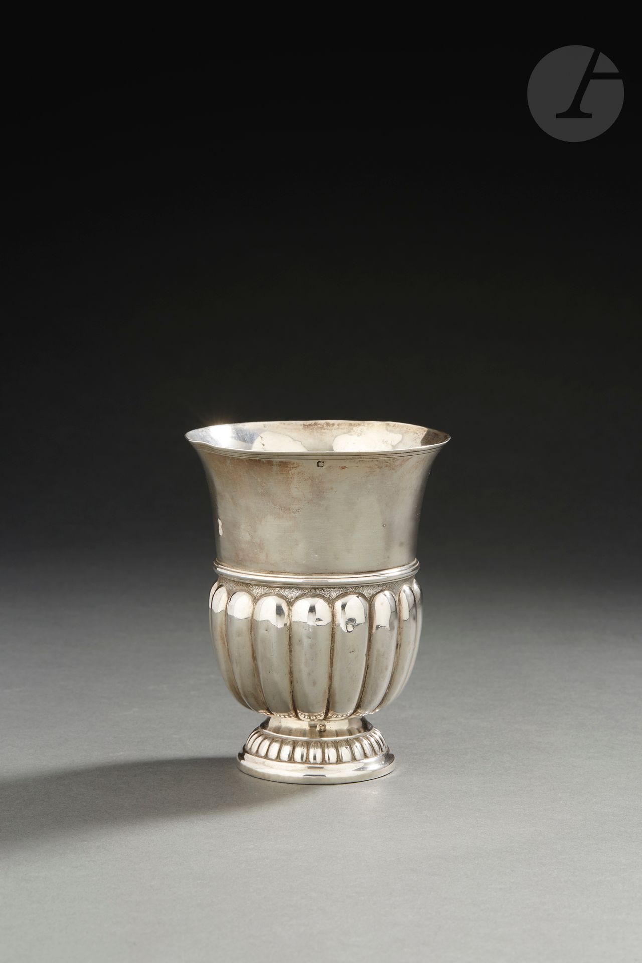 NORTHERN OR EASTERN FRANCE, 18th CENTURY
Silver tulip tumbler. The pedestal is embossed with gadroons two-thirds of the way up the body, separated by a wide rim of fillets.
Master silversmith unidentified 
Weight: 179 g - height: 11.6 cm
Marks: minerva hallmark on neck rim
Condition: repolished under the rim