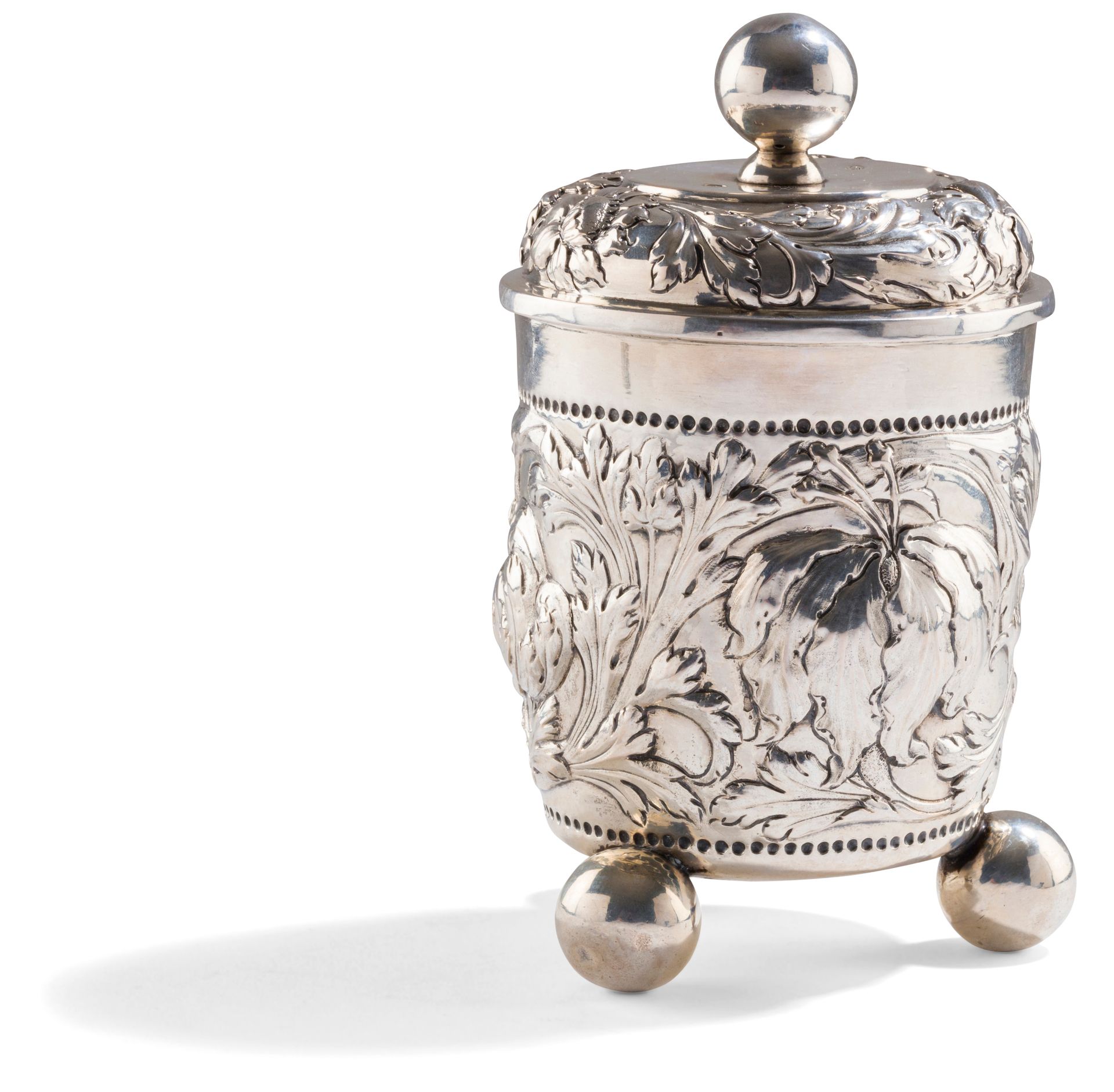 TCHECOSLOVAQUIE FIN DU XVIIe SIECLE VILLE DE BRUNN
Chope couverte tripode en argent. Circulaire, elle repose sur trois pieds boule. Le corps est repoussé sur sa totalité de fleurs et leurs feuillages entre deux rangs de points en rappel sur le couvercle mobile, terminé par une boule sur une terrasse circulaire unie. 
Maître orfèvre : répertorié mais non identifié
Poids : 333 g - hauteur : 17,5 cm