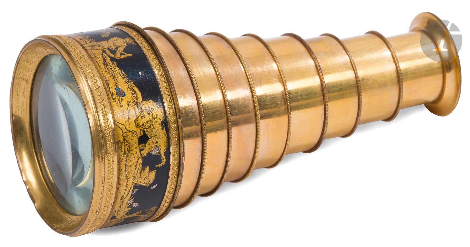 France XIXe siècle 
Lot composé de trois lorgnettes : 
- en laiton et nacre à deux plateaux composé de panneaux de nacre, 
Hauteur déployée : 5,7 cm - diamètre : 4,6 cm
- en laiton à huit tirages, la base sur un fond de vernis noir ornée d’une scène d’enfants à l’antique chassant des animaux (manques),
Hauteur déployée : 10,6 cm - diamètre : 4,5 cm
- Signée Lerebours Paris, place du Pont-Neuf (mauvais état) en laiton,
Hauteur déployée : 8,5 cm - diamètre : 4,1 cm