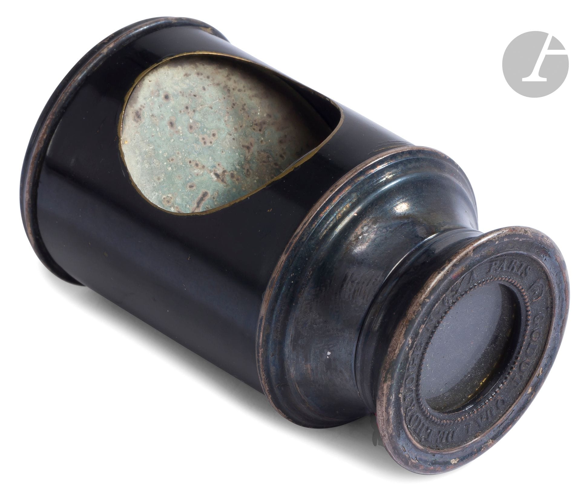 Lot de deux lorgnettes du XIXe siècle
- GODOT Quai de l’Horloge n°63 à Paris, lorgnette de jalousie (verre cassé), 
Hauteur : 6,3 cm - diamètre : 3,7 cm 
- à un tirage en laiton rehaussée d’étoiles couleur or sur fond laqué noir,
Hauteur déployée : 8,3 cm - diamètre : 4,1 cm