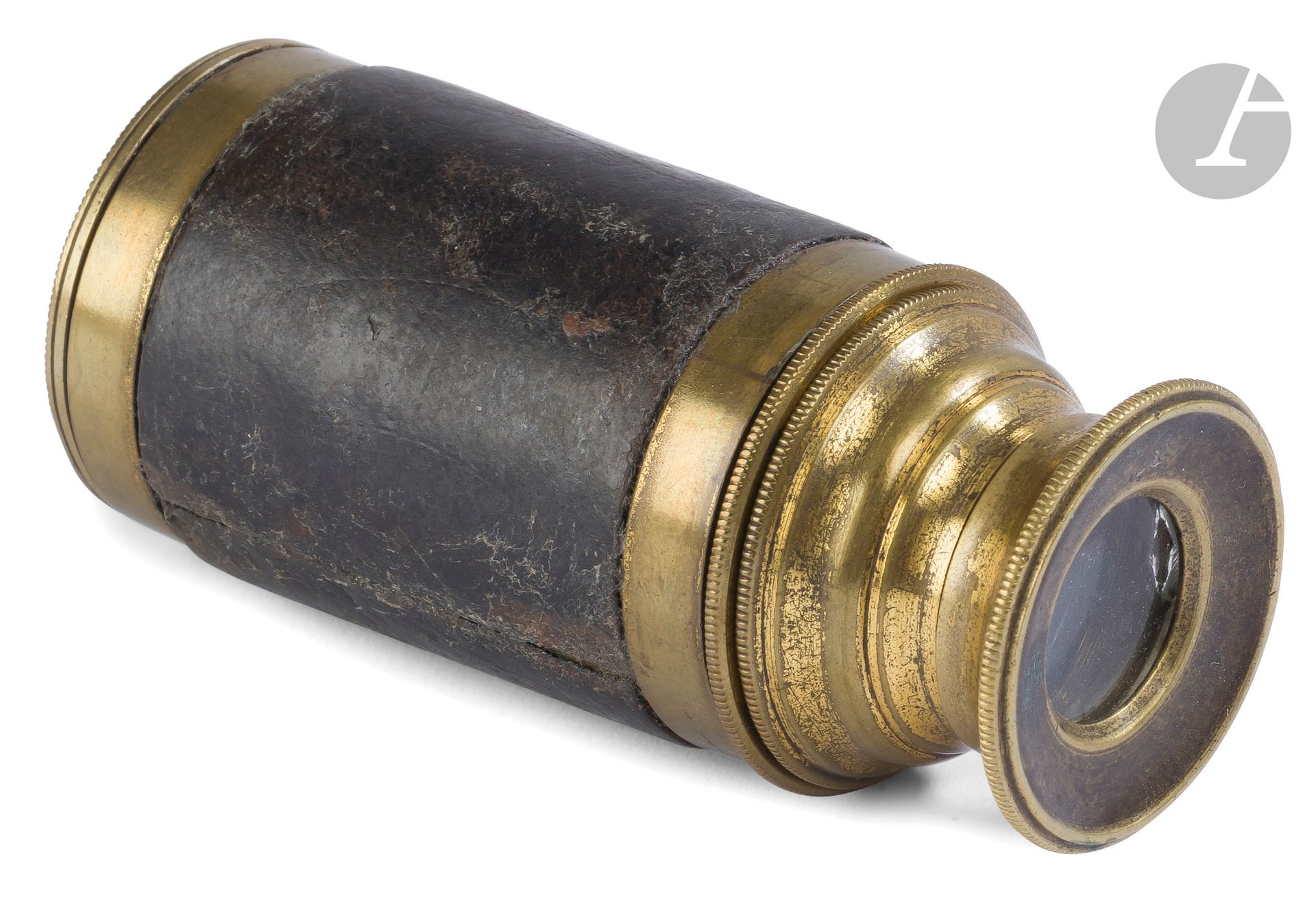 Lot de trois lorgnettes du XIXe siècle 
- en laiton à un tirage recouverte de cuir,
Hauteur déployée : 9,8 cm - diamètre : 2,8 cm
- à un tirage en laiton et écaille à rehauts de frises de feuillages or - mauvais état manque un verre,
Diamètre : 5 cm
- à trois tirages, laiton et buis - mauvais état : plusieurs fentes au bois, éclats au verre