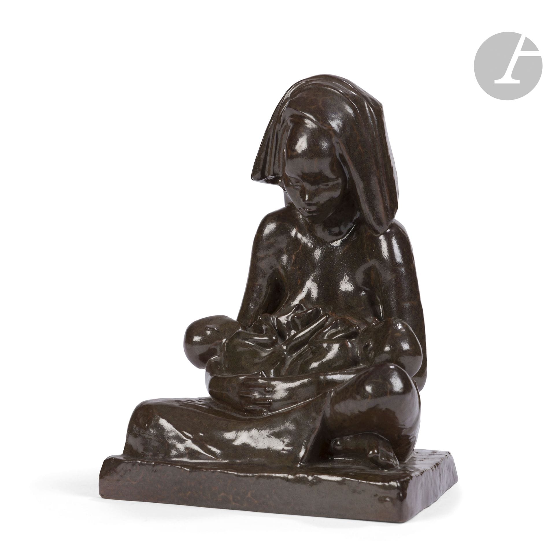 ANNA QUINQUAUD (1890-1984) SCULPTEURE & MANUFACTURE NATIONALE DE SÈVRES
Les Jumeaux, le modèle conçu vers [1931], très probablement présenté à la Galerie Charpentier puis à l’Exposition Coloniale de 1931, l’édition en grès émaillé à seulement 7 exemplaires réalisés entre1932 et 1934
Groupe sculpté.
Épreuve en grès émaillé brun nuancé.
Signé A. QUINQUAUD sur la terrasse, porte le cachet-date (non lisible clairement, probablement e pour 1932) de la Manufacture Nationale de SÈVRES et la mention LR sur l’arrière de la tranche de la terrasse, porte la lettre B stylisée sur le côté de la tranche de la terrasse, présence d’une étiquette lacunaire de la manufacture au revers à l’intérieur.
Hauteur: 25cm
Terrasse: 19,5 x 15cm

Provenance:
Collection particulière, Paris.

Historique:
Anna Quinquaud signa un contrat avec la Manufacture Nationale de Sèvres le 15 décembre 1931 pour l’édition en céramique de la sculpture Les Jumeaux. Seulement 7 épreuves furent réalisées; 4 en 1932 et 3 en 1934. Le moule fut supprimé en 1942 sous la direction de Guillaume Jeanneau, alors directeur de la manufacture. Six sculptures différentes d’Anna Quinquaud furent éditées en céramique par la Manufacture Nationale de Sèvres, entre les années 1930 et les années 1940, toutes dans des éditions extrêmement limitées.

Collections publiques:
- Manufacture Nationale de Sèvres – Une épreuve en plâtre de la sculpture Les Jumeaux est conservée dans les collections de cette institution.
- Musée des Beaux-Arts, Brest - Une épreuve en plâtre de la sculpture Les Jumeaux est conservée dans les collections de cette institution.

Expositions:
- Les foulahs du Fouta-Djallon, sculptures et dessins [de Mlle Anna Quinquaud] – Galerie Charpentier, Paris, 1931. Une épreuve (plâtre ou bronze) de notre modèle sculpture fut probablement présentée lors de cette manifestation.
- Exposition Coloniale, Paris, 1931 – Une épreuve (plâtre ou bronze) de notre modèle de sculpture fut probablement présentée lors de cette manifestation.

Bibliographie: 
Anne Doridou-Heim – Anna Quinquaud; sculptrice exploratrice – Somogy Éditions d’Art, Paris, 2011. Un modèle identique reproduit page 72, une épreuve en plâtre reproduite page 109, le descriptif de ce modèle de sculpture et de ses éditions page109.
