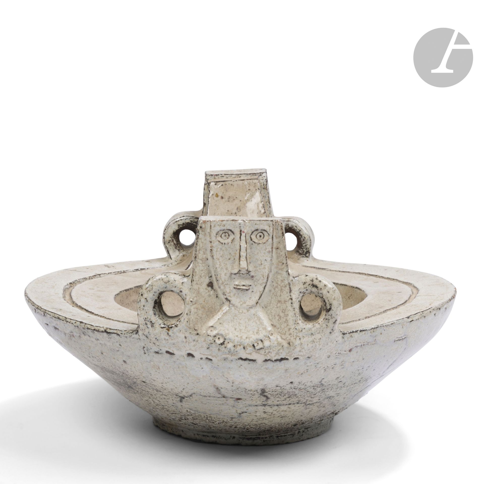 JEAN DERVAL (1925-2010)
Tête de femme au collier, 1958
Importante coupe; les deux anses figurées chacune par un décor titre.
Épreuve en céramique émaillée polychrome.
Petits éclats-sauts d’émail comblés.
Signée et datée Jean DERVAL 1958 sous la base. 
Hauteur: 20cm – Longueur: 40cm