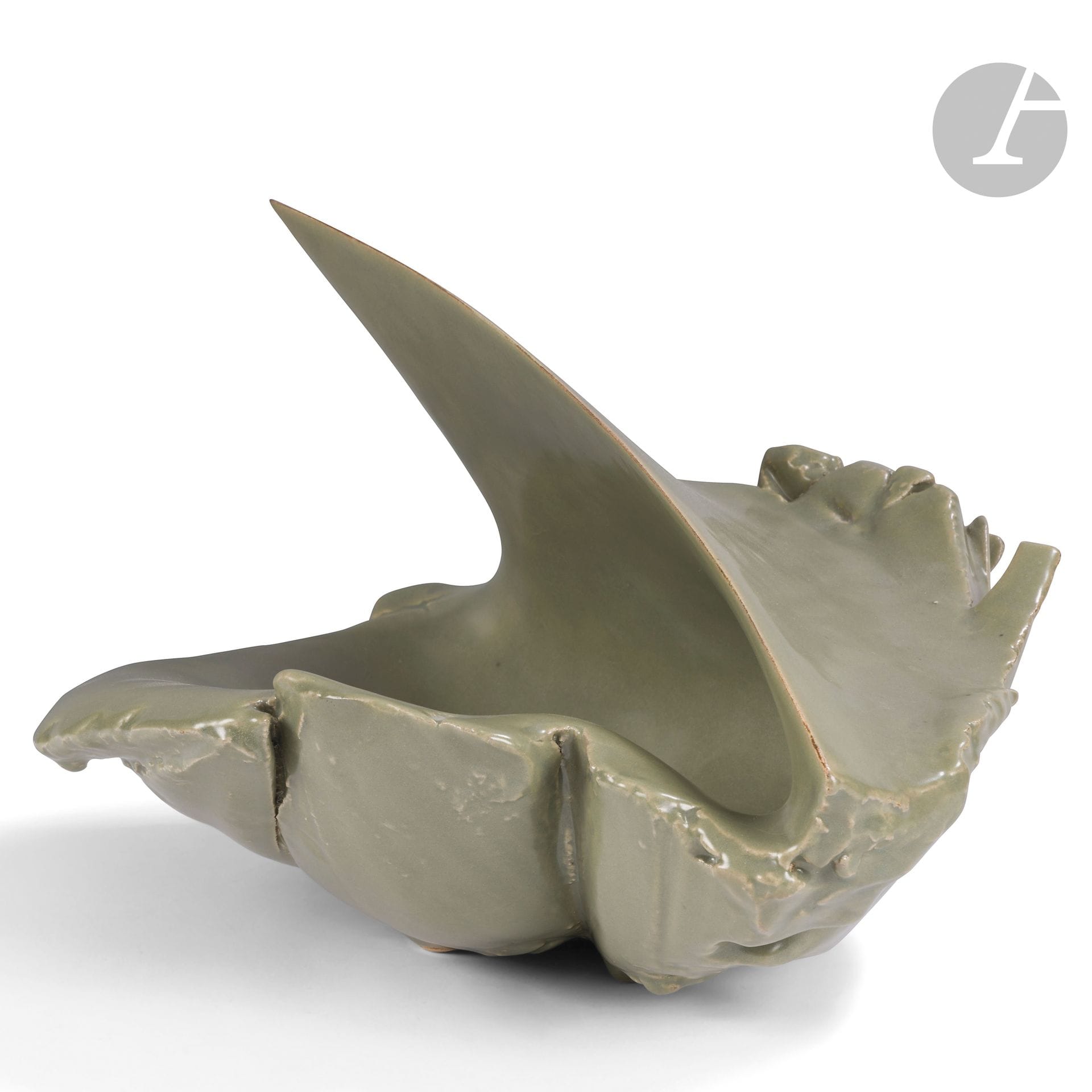 JEAN-FRANÇOIS FOUILLOUX (NÉ EN 1947)
Felouque
Importante coupe.
Épreuve en céramique émailléecéladon olive. 
Signée du cachet-monogramme sous la base.
Hauteur: 28cm – Longueur: 44cm – Largeur: 38cm

Provenance:
Collection M., Paris.