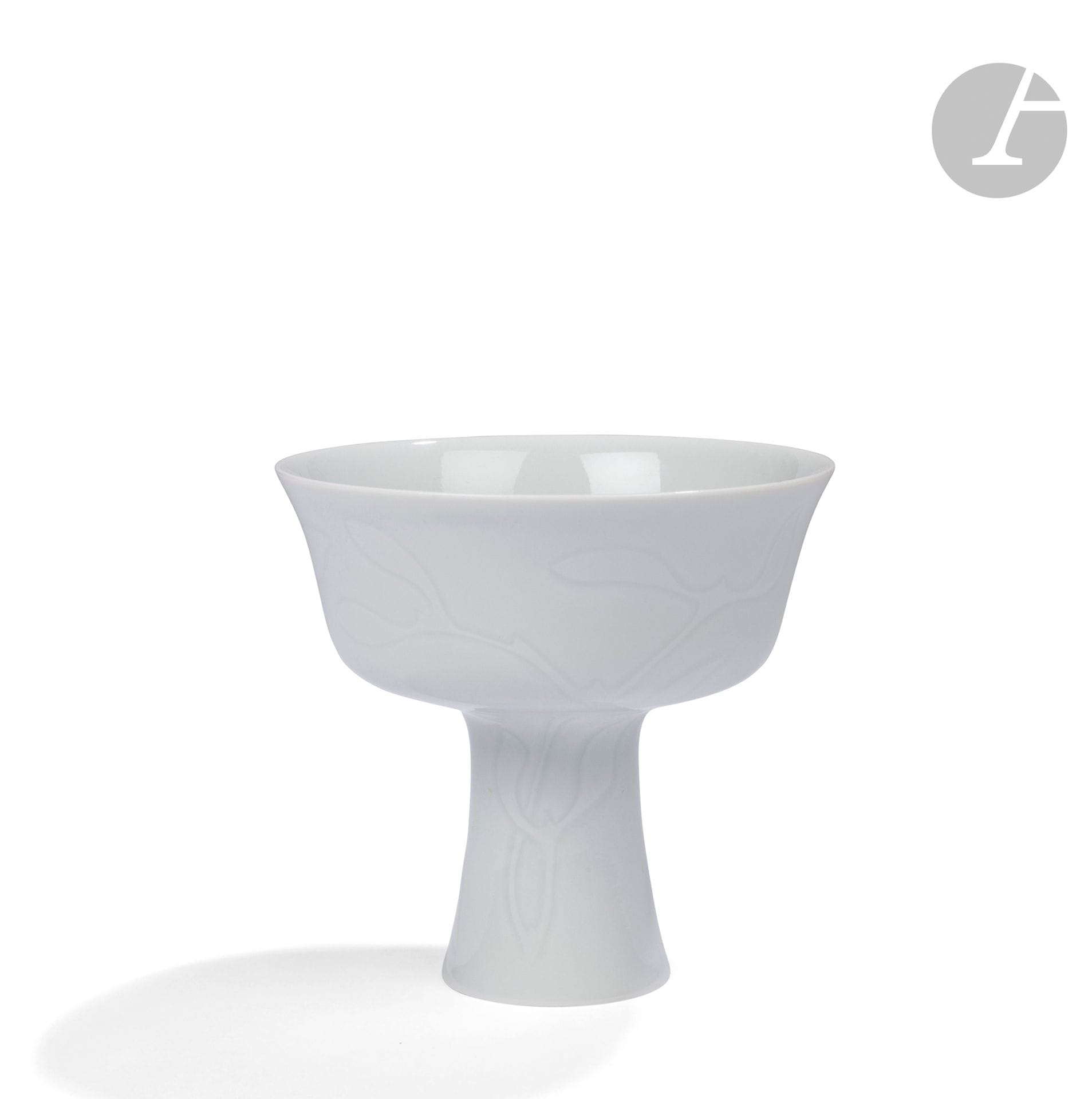 FANCE FRANK (1927-2008) & MANUFACTURE NATIONALE DE SÈVRES
Ramifications florales, notre épreuve réalisée en 1975
Coupe évasée sur haut pied tronconique.
Épreuve en porcelaine; le décor titre, sur le pied et se poursuivant sous la coupe, traité en gravure sous couverte. 
Un infime cheveu à la base. 
Monogrammée F.F. et porte le cachet-date (19)75 de la manufacture et le tampon Décoré à SÈVRES à l’intérieur du pied. 
Hauteur: 12,5cm