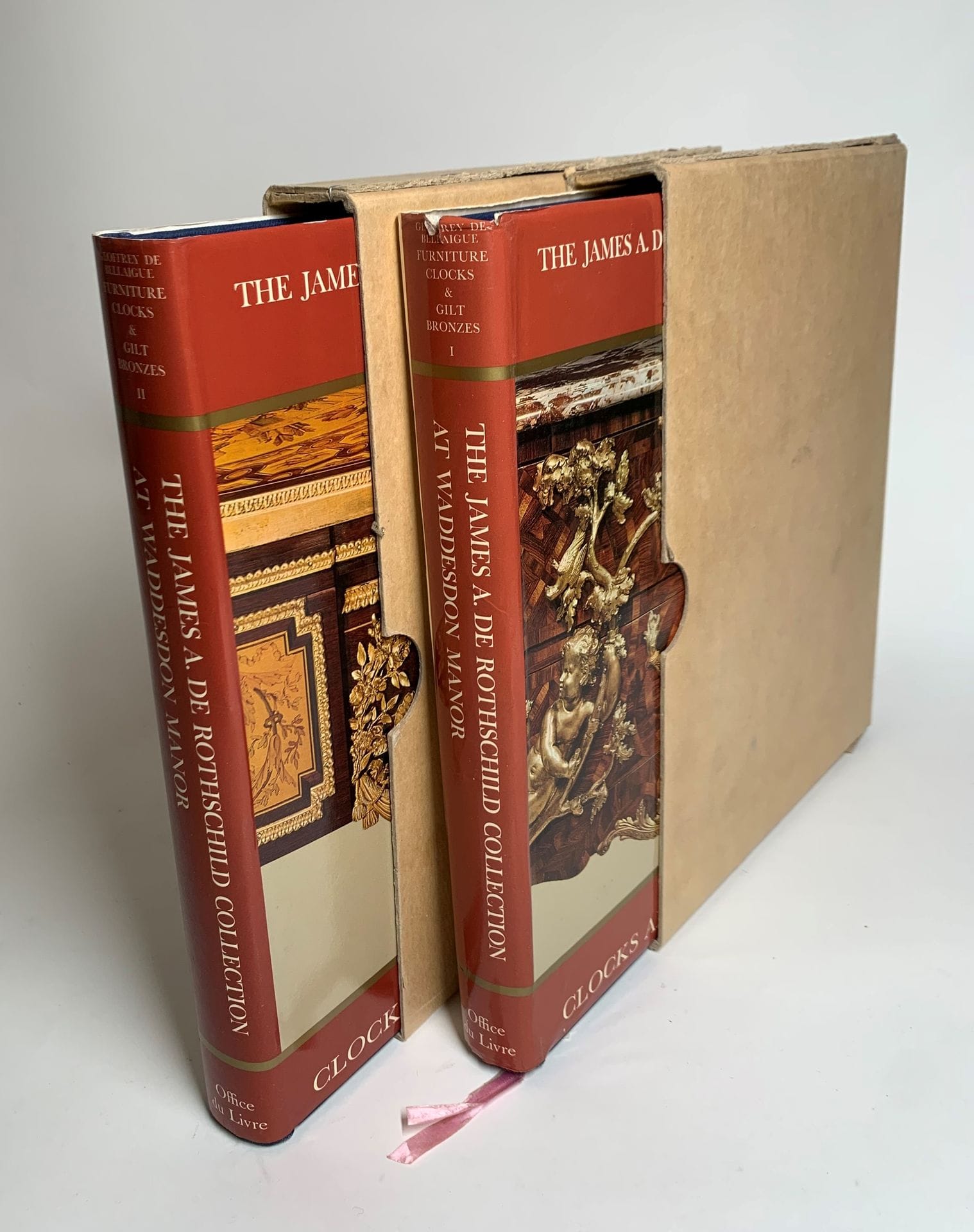 ° [MOBILIER. Ouvrage en 2 volumes]
BELLAIGUE Geoffrey de, The James A. de Rotschild Collection at Waddesdon Manor. Furniture. Clocks and Gilt Bronzes, Volumes I et II, Office du Livre, Fribourg, 1974. La jaquette du premier volume abimée.

Lot vendu en l'état.