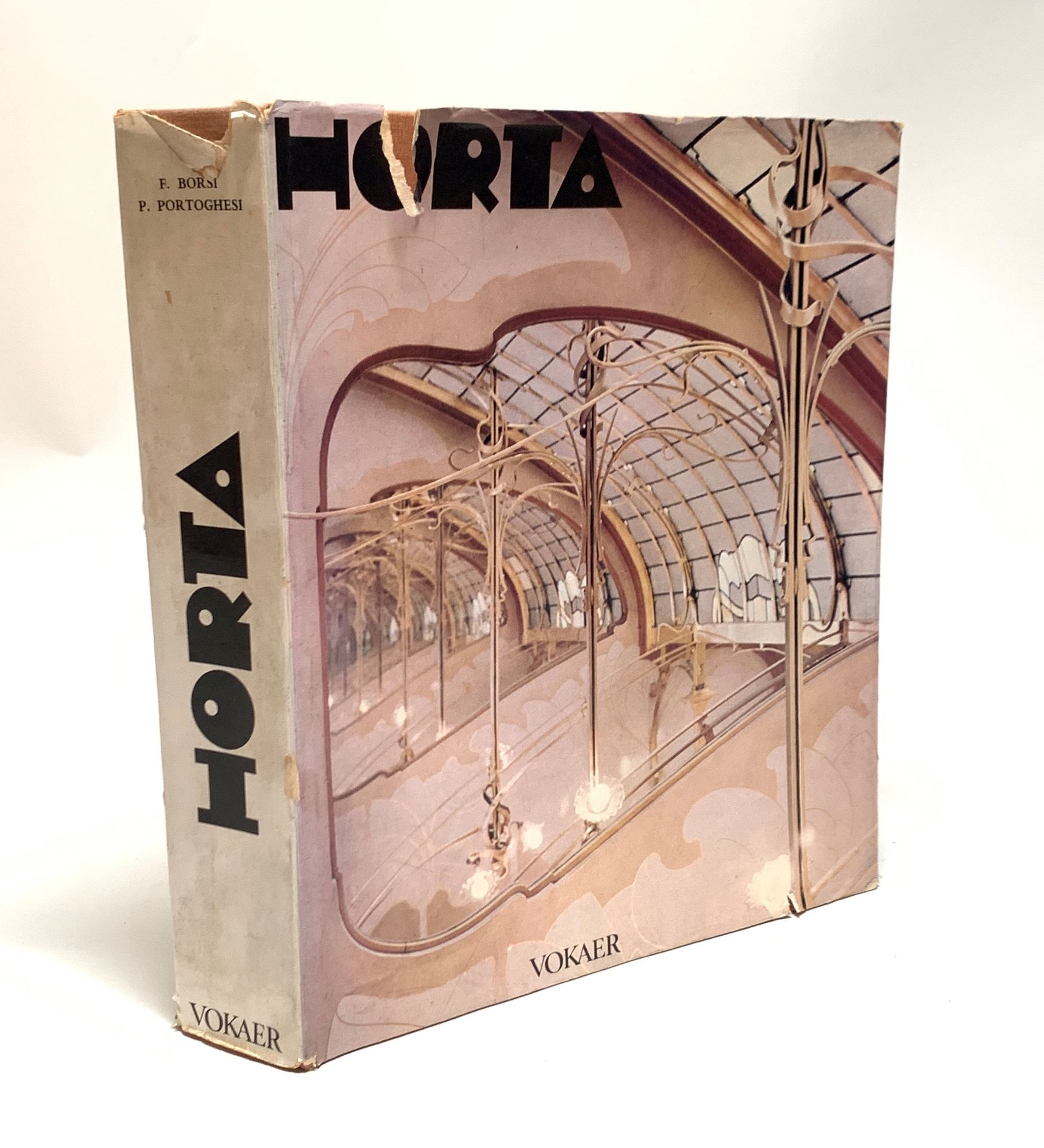 ° [Victor HORTA]
BORSI Franco et PORTOGHESI Paolo, Victor Horta, Marc Vokaer, Bruxelles, 1970. La jaquette déchirée.

Lot vendu en l'état.