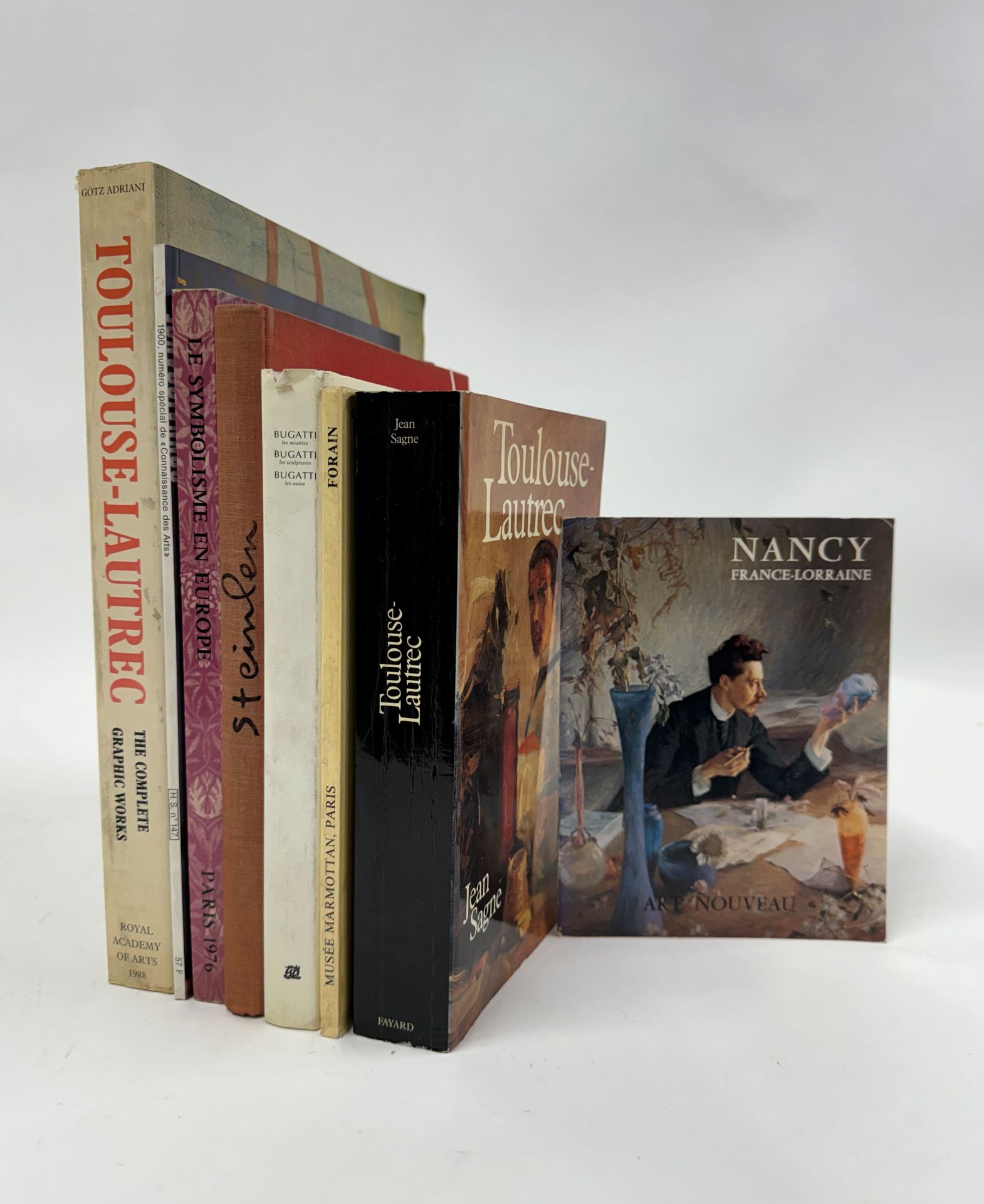 [EUROPE. ANNEES 1880-1900. SYMBOLISME, ART NOUVEAU, etc. Ensemble de 8 ouvrages]
- Jean-Louis Forain 1852-1931, Musée Marmottan, Paris, Mai-Juin 1978, Editions Steff, Paris, 1978.
- SAGNE Jean, Toulouse-Lautrec, Fayard, Paris, 1988.
- JOURDAIN Francis, Alexandre Steinlen, Editions Cercle d'art, Paris, 1954.
- ADRIANI Götz, Toulouse-Lautrec. The Complete Graphic Works. A Catalogue Raisonné, Royal Academy of Arts, Thames and Hudson, Londres, 1988.
- Connaissance des Arts, 1900 Le tournant du siècle, numéro hors série, Société Française de Promotion Artistique, Paris, 2000.
- Le Symbolisme en Europe, Boymans-Van Beuningen, Rotterdam, Novembre 1975 - Janvier 1976 ; Musées Royaux des Beaux-Arts de Belgique, Bruxelles, Janvier - Mars 1976 ; Staatliche Kunsthalle, Baden-Baden, Mars-Mai 1976 ; Grand Palais, Paris, Mai-Juillet 1976.
- OBALK Hector (dir.), Bugatti Les Meubles. Bugatti Les Sculptures. Bugatti Les Autos, Editions de La Différence, Paris, 1995.
On joint une brochure du Musée de l'Ecole de Nancy.

Lot vendu en l'état.
