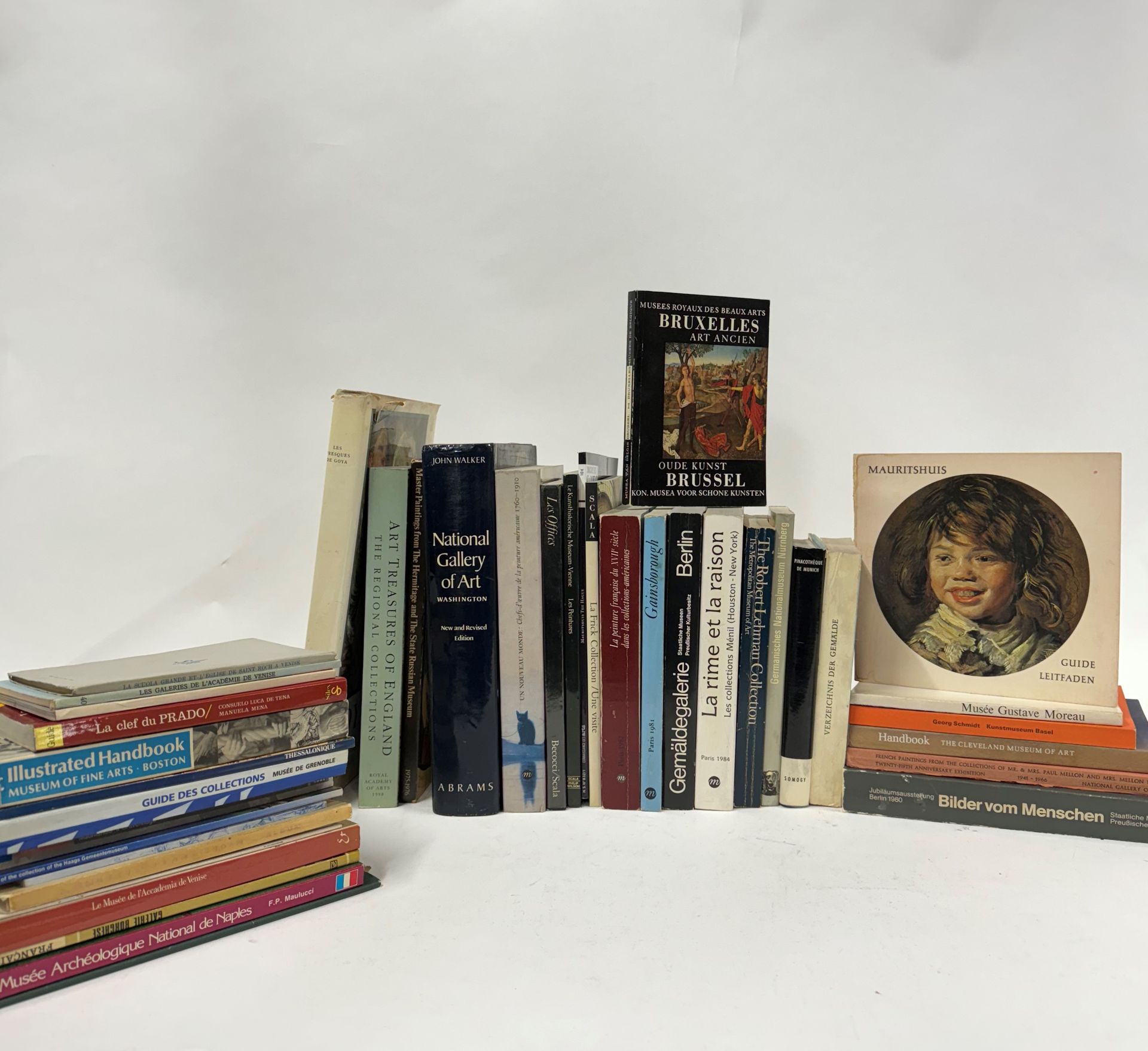 |MUSEES FRANCE ET ETRANGER. ARCHEOLOGIE, RENAISSANCE, etc]
Fort lot de guides de musées, collections, etc, de pays divers dont France, Italie, Allemagne, etc.

Lot vendu en l'état.