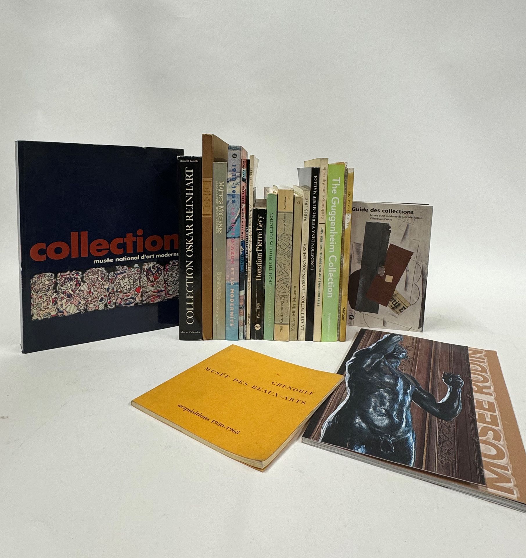 [MUSEES FRANCE ET ETRANGER. ART MODERNE ET CONTEMPORAIN]
Fort lot de guides de musées, collections, etc., de pays divers dont France, Etats-Unis, Russie, etc.

Lot vendu en l'état.