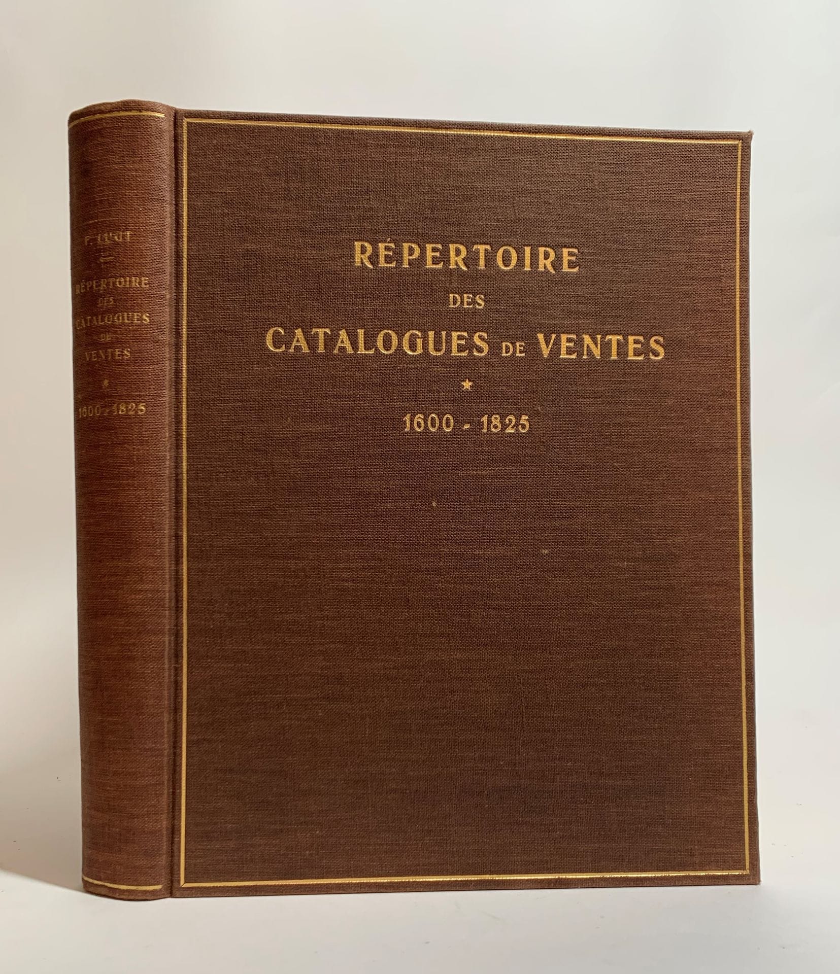 ° [MARCHE DE L'ART]
LUGT Frits, Répertoire des Catalogues de Ventes 1600-1825, Martinus Nijhoff, La Haye, 1938. Avec un envoi de l'auteur à Maître Henri Baudoin.

Lot vendu en l'état.