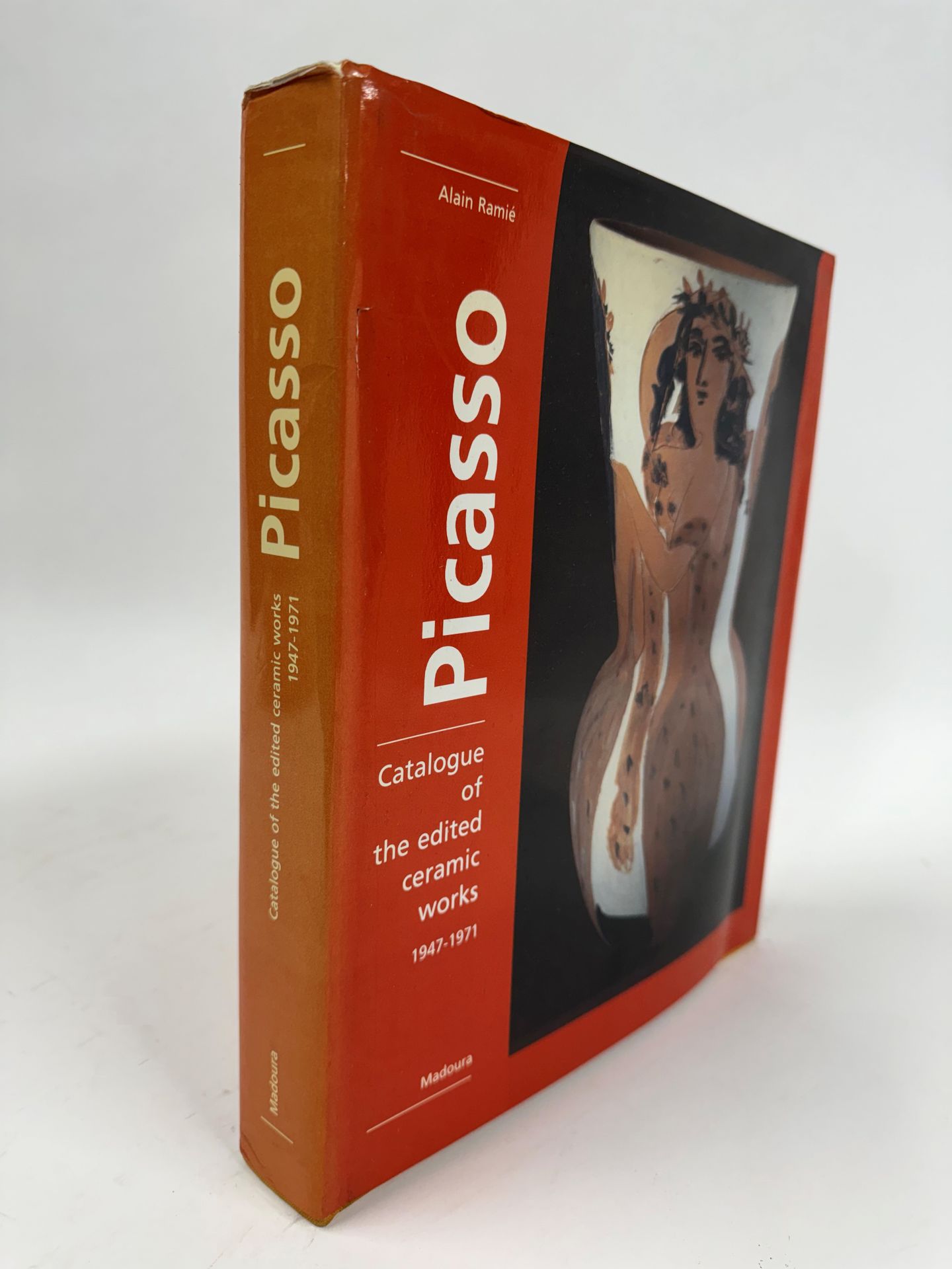 [Pablo PICASSO]
RAMIE Alain, Picasso. Catalogue of the Edited Ceramic Works 1947-1971, Galerie Madoura, Vallauris, 1988. La jaquette abimée avec quelques plis et déchirures, la tranche insolée.

Lot vendu en l'état.