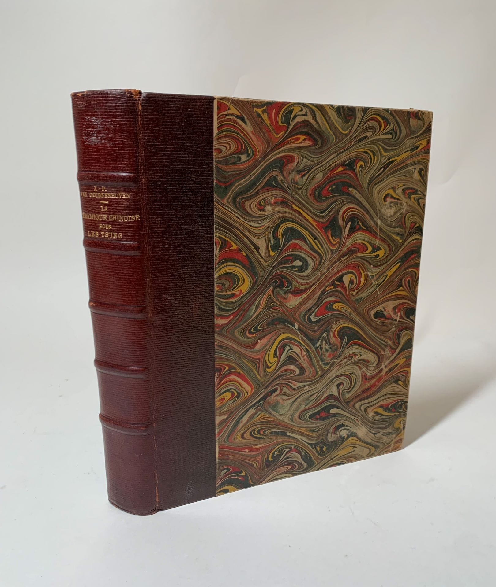 ° [CERAMIQUE CHINOISE]
VAN GOIDSENHOVEN J.-P., La Céramique chinoise sous les Ts'ing, Chez l'Auteur, Bruxelles, 1936.
Exemplaire enrichi d'un envoi de l'auteur à Monsieur et Madame A. Lion.

Lot vendu en l'état.