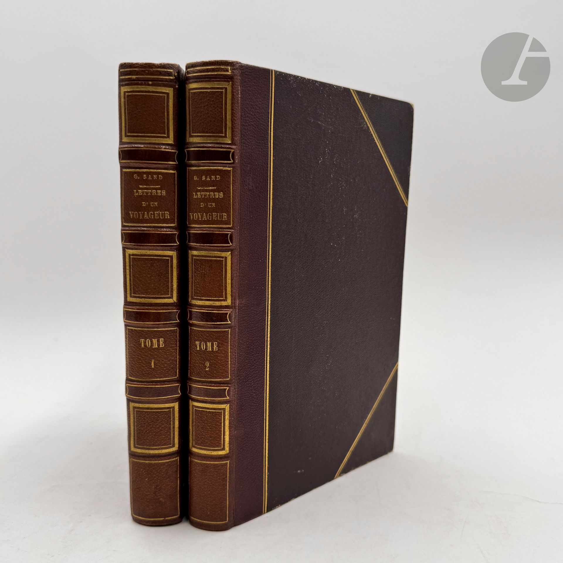 SAND (George).
Lettres d'un voyageur.
Paris : Félix Bonnaire, 1837. — 2 volumes in-8, demi-chagrin bordeaux à coins, filets dorés, dos à nerfs orné, tranches jaspées (reliure de l'époque). 
Édition originale.

«En 1834, George Sand entame un périple de trois ans à travers l’Italie, la France et la Suisse. De la correspondance qu’elle entretient alors avec ses proches – Alfred de Musset, Franz Liszt, Rollinat… – naîtront les Lettres d’un voyageur. De «Venise la rouge», avec son petit peuple, à la vallée de Chamonix, en passant par le château de Valençay, l’évocation pittoresque des lieux s’entremêle à des réflexions de tout ordre. Diatribe contre Talleyrand, excursion dans l’œuvre de Lavater, biographie fantaisiste de son vieil ami Jules Néraud, dit «le Malgache», récit au jour le jour de ses espoirs et de ses désillusions… Nombreuses sont les surprises que l’auteur réserve à ceux qui s’aventurent dans les confidences de ses lettres. Plus que les paysages, c’est son âme que George Sand peint ici » (arguments des éditions Flammarion pour l'édition de 2004).

Bon exemplaire en reliure de l'époque.
Dos passés. Déchirure avec atteinte au texte au feuillet des pages 23-24 dans le premier volume. Quelques minimes rousseurs.