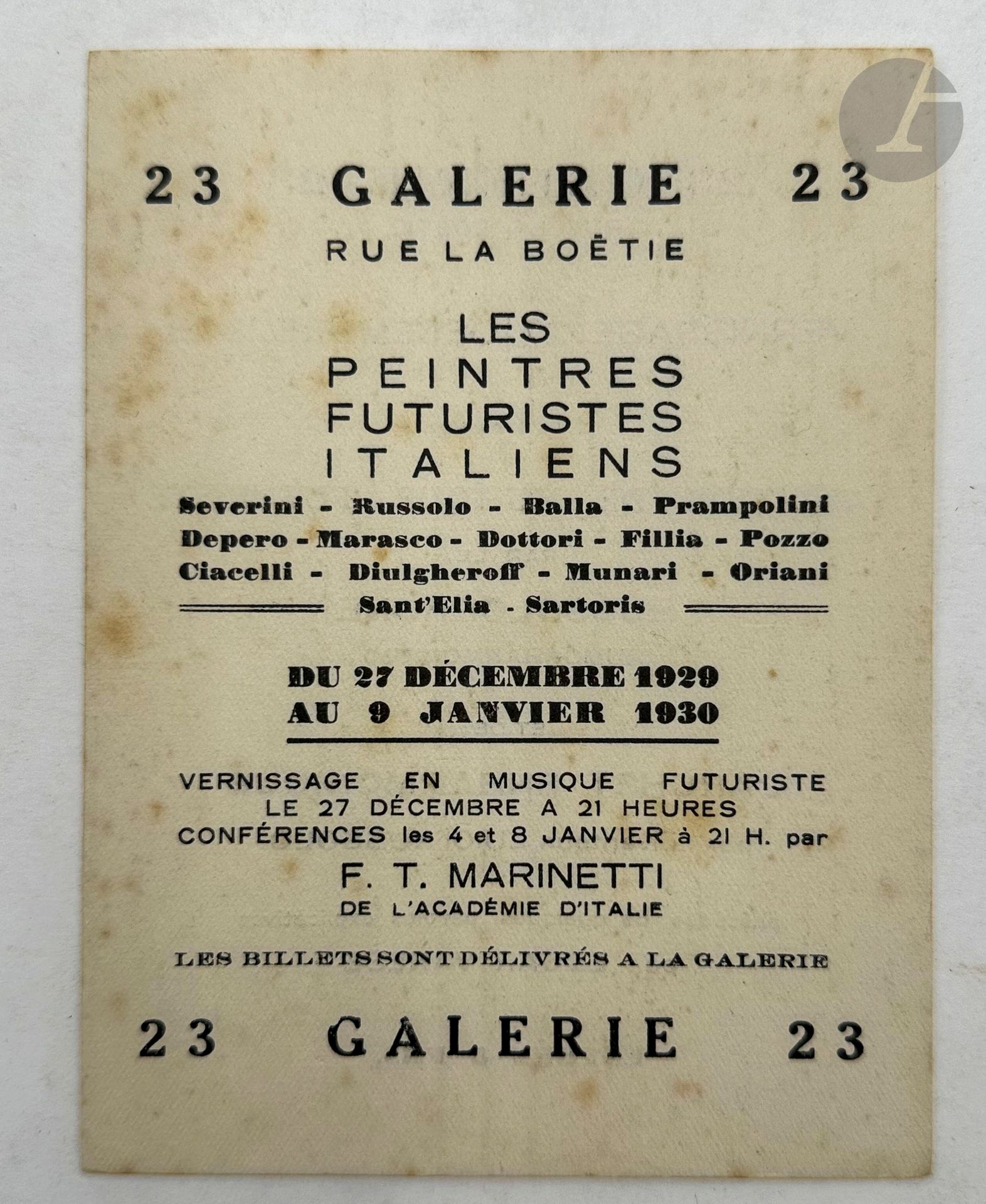 [FUTURISME].
Les Peintres futuristes italiens.
Paris : Galerie 23, 1919. —Dépliant 315 x 106 plié en 3.
Rare carte d'invitation à l'exposition « Les Peintres futuristes italiens » organisée par la Galerie 23 à Paris du 27 décembre 1929 au 9 janvier 1930.
Y sont notamment annoncées les deux interventions de Marinetti, le 4 janvier pour une conférence (« Contre Camille Mauclair. Futurisme, Cubisme, Surréalisme »), et le 8 janvier pour un entretien littéraire futuriste (« Lecture de poèmes et Mots en liberté »).
Rousseurs.