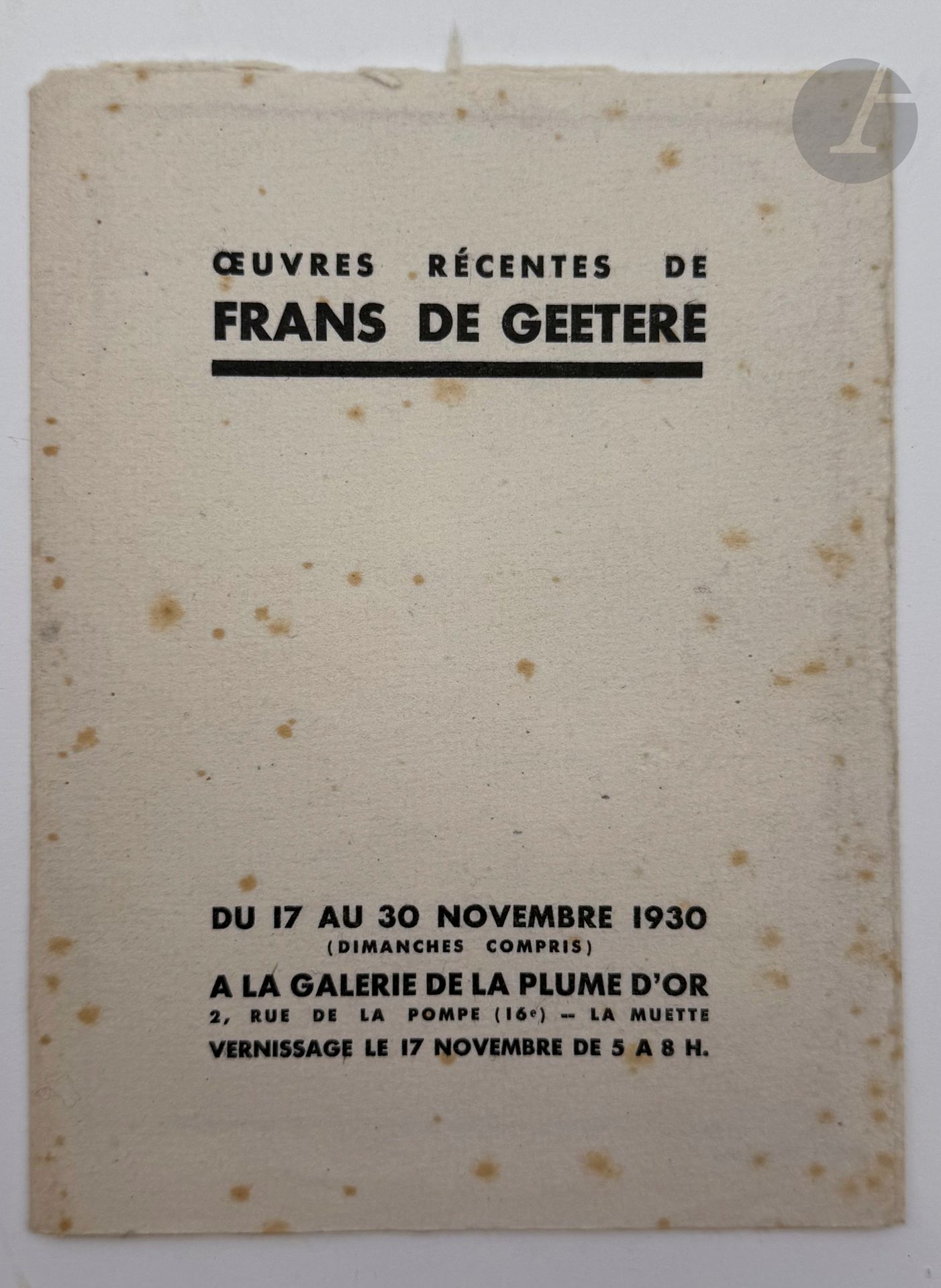 DE GEETERE (Frans).
L'Homme qui oublia de mourir.
Paris : chez l'auteur, [1962]. —In-12, broché, chemise demi-chagrin grenat à coins.
Édition originale de cette autobiographie.

Un des 300 exemplaires numérotés et signés par l'auteur, enrichis d'une page autographe et d'un dessin original signé à la plume de l'auteur. Ce dessin représente ici un buste d'homme de face, avec cette légende tirée du livre : « Je ne parle pas pour moi, qui suis un homme heureux… »

Exemplaire enrichi de cette dédicace autographe signée de l'auteur : «A Frans Bressy, à sa charmante // femme, qui se pencheront avec // tendresse sur // L'HOMME QUI OUBLIA DE MOURIR // parce qu'il ressemble comme // un frère à leur vieil ami // F. de Geetere. »

On y trouve également les pièces suivantes :
- L.A.S. de l'auteur à Frans Bressy, 1 page in-8, le 13 juillet 1963.
- Une partie de la bande annonce de l'ouvrage, indiquant en lettres blanches sur fond rouge : « Le livre qu'aucun éditeur n'a osé publier. »
- Prospectus de parution.
- Prospectus pour l'exposition « Œuvres récentes de Frans de Geetere » à la Galerie de la Plume d'or du 17 au 20 novembre 1930, avec texte de présentation par André Warnod (rousseurs).
- Catalogue de l'exposition de peintures et portraits de Frans de Geetere chez James Guérin à Paris du 10 au 20 decembre 1929.

L'auteur a également porté une correction autographe au texte de la quatrième de couverture.

Dos légèrement bruni. Frottements à la chemise. Sans étui.