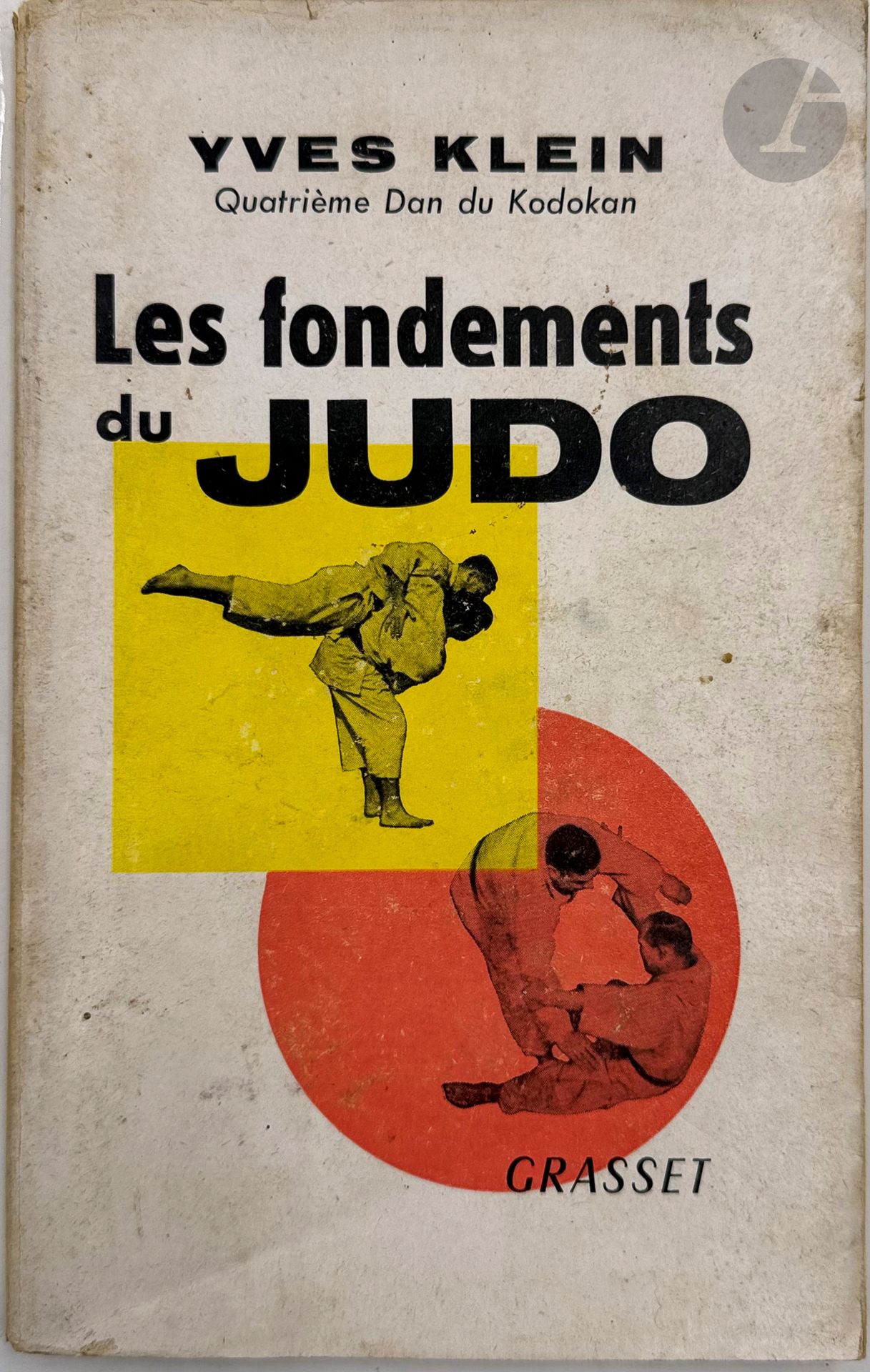 KLEIN (Yves).
Les Fondements du judo. Préface de M. Ichiro Abé, 6e Dan.
Paris : Bernard Grasset, [1954]. —In-8, broché, sous jaquette illustrée.
Édition originale en premier tirage de cet ouvrage de l'artiste et judoka Yves Klein, écrit avec maître Igor Correa Luna et présentant les 6 katas du judo.

Elle est illustrée de nombreuses photographies en noir montrant Yves Klein réalisant les différents katas décrits, en compagnie d'autres judoka.

Exemplaire complet de la jaquette illustrée.

Salissures à la jaquette.
