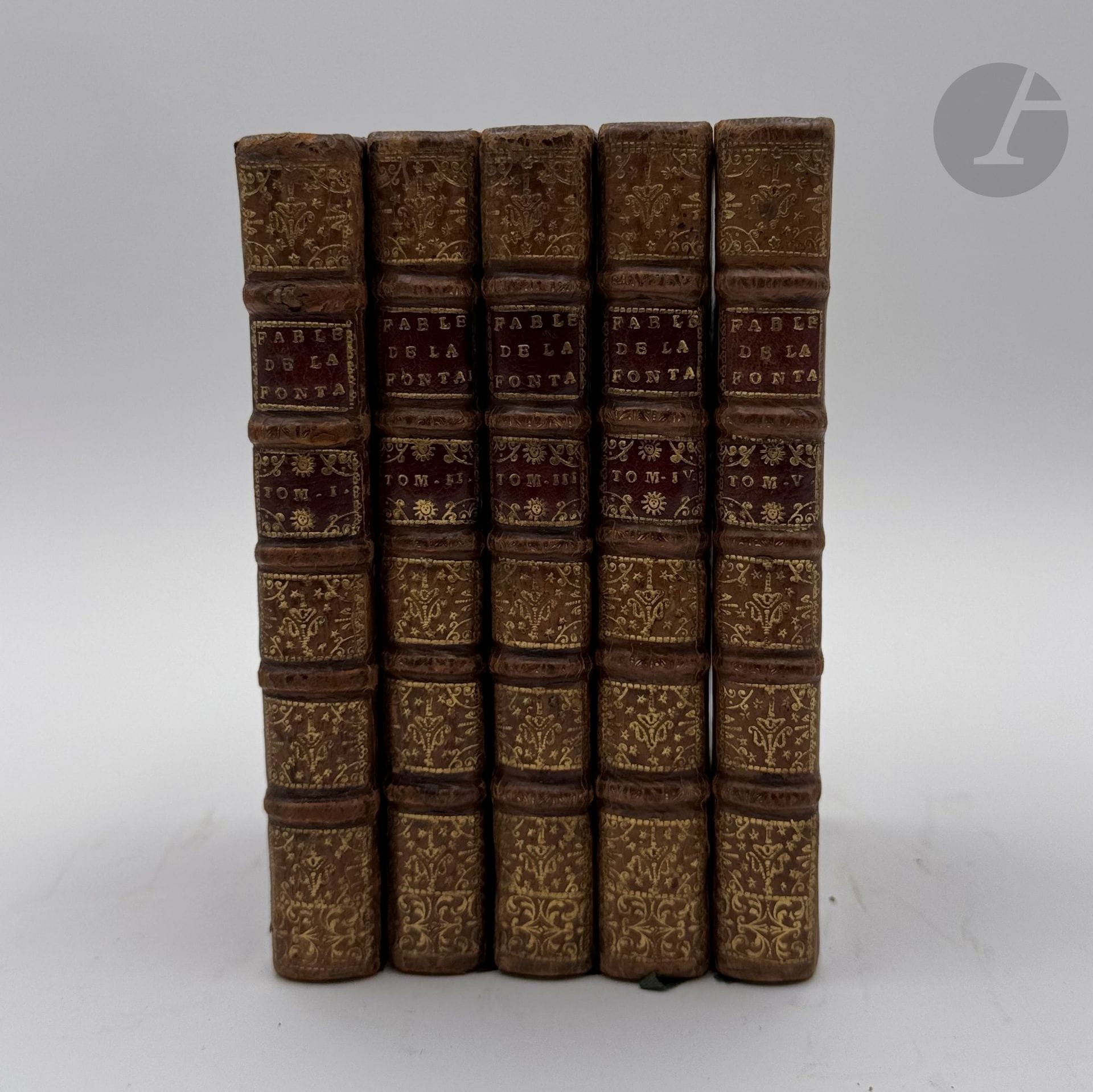 LA FONTAINE (Jean de).
Fables choisies, mises en vers.
Paris : Par la compagnie des Libraires, 1709. — 5 volumes in-12, veau havane, filet à froid en encadrement sur les plats, dos à nerfs orné, roulette dorée intérieure, tranches rouges (reliure de l'époque).
Réimpression de l'édition Charpentier parue la même année et dans laquelle les livres étaient numérotés de 1 à 12.

ELLE EST ILLUSTRÉE DE 234 VIGNETTES DE FRANÇOIS CHAUVEAU, tirées des éditions de 1668 et 1694.

Charmant exemplaire en reliure de l'époque. Le second volume contient le privilège accordé à Pierre Trabouillet en 1692 et qui avait également servi pour les réimpressions de 1668 et 1694.

EXEMPLAIRE DE L'ARCHITECTE EUGÈNE-EMMANUEL VIOLLET-LE-DUC (1814-1879), avec son ex-libris au monogramme E.V.L. surmonté de la devise en grec ΔOKIMAZEIN KATEXEIN.

Petite fente à un mors au premier volume. Quelques frottements d'usage, des coins légèrement émoussés, traces sombres sur certains plats. Rousseurs éparses et quelques feuillets légèrement brunis.

Provenance : Eugène-Emmanuel Viollet-le-Duc, avec son ex-libris.
