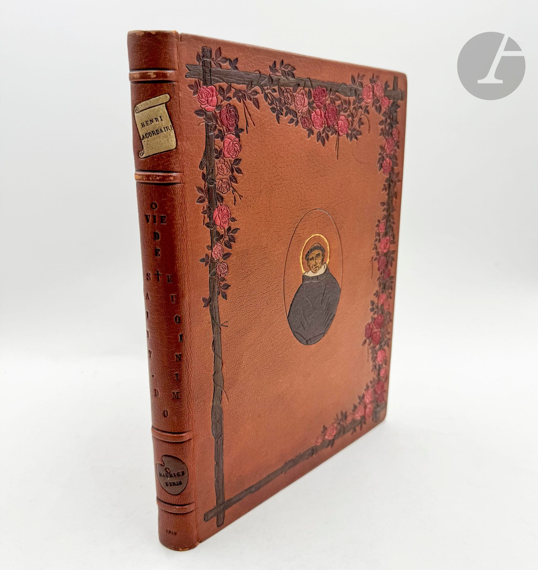 DENIS (Maurice) - LACORDAIRE (Le R. P. Henri-Dominique).
Vie de saint Dominique. Introduction du R.P. Marie-Albert Janvier. Illustrations de Maurice Denis.
Paris : Jacques Beltrand, 1919. — In-4, maroquin fauve, premier plat orné d'un encadrement florale à froid et mosaïqué de maroquins marron, rouge et rose, portrait de Saint Dominique mosaïqué en médaillon au centre, second plat orné d'un encadrement de branches de maroquin marron et d'une grande branche de citronier (?) de maroquin vert, olive et ocre, portrait mosaïqué de Lacordaire en médaillon au centre, dos à nerfs orné de motifs mosaïqués, maroquin fauce en encadrement à l'intérieur, orné de trois filets dorés, tranches dorées, couverture et dos conservés (Chopin, Ad. Leroy dor.).
Belle édition illustrée de 59 figures en couleurs gravées sur bois par Jacques Beltrand d’après les dessins de Maurice DENIS, dont 20 grandes compositions et 22 bandeaux.
L’ouvrage devait paraître à l’occasion du septième centenaire de l’approbation de l’Ordre des Frères Prêcheurs par le pape Honorius III, mais sa parution fut retardée de deux années à cause de la guerre.
Tirage strictement limité à 330 exemplaires numérotés et réservés aux souscripteurs et collaborateurs.

Celui-ci est enrichi de cet envoi autographe signé du graveur : « à Monsieur l'abbé Martin // Hommage respectueux et sympathique // Jacques Beltrand. »

Très bel exemplaire relié à l'époque ou légèrement postérieurement par Pierre Chopin et Adrien Leroy.
Quelques frottements d'usage au dos.