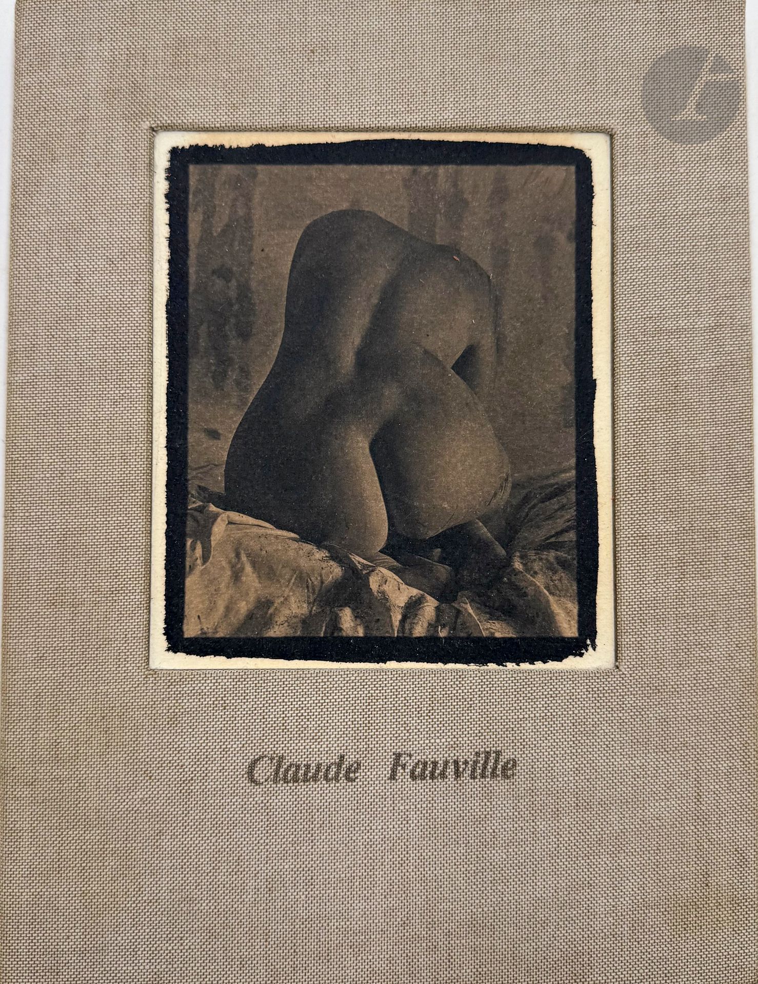 [CURIOSA] - FAUVILLE (Claude) - MANDERY (Guy).
[Sans titre.]
[Bruxelles, vers 1980]. —In-8, en feuilles, emboîtage toilé de l'éditeur.
Édition originale extrêmement rare, tirée à seulement 7 exemplaires numérotés sur papier Amalfi couleur crème.

Elle comprend 7 photographies originales à pleine page en noir et blanc du photographe belge Claude FAUVILLE (né en 1940), tirées au palladium et représentant des femmes nues. Chacune est numérotée, signée et accompagnée en regard d'un texte du photographe Guy Mandery. La première a été reproduite sur le premier plat de l'emboîtage.

Exemplaire très bien conservé.