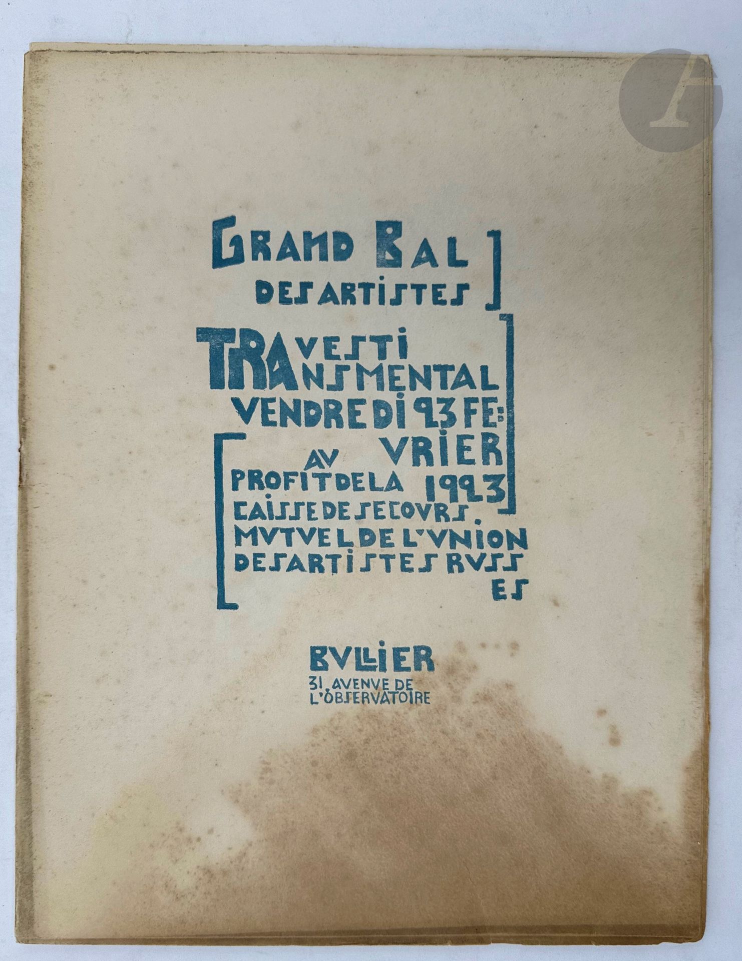 [UNION DES ARTISTES RUSSES].
Grand Bal des artistes. Travesti transmental.
Paris : Union des artistes russes, 1923. —In-4, agrafé.
Rare programme du Bal travesti transmental organisé par l'Union des artistes russes au profit de la caisse de secours des artiste, donné à la salle Bullier le 23 février 1923.

Ce bal est considéré comme l'une des plus célèbres et des plus importantes manifestations du dadaïsme.

Imprimé par François Bernouard, il est imprimé sur papier vélin et illustré de compositions de Picasso, Gontcharova, Juan Gris, Derain, etc. On y trouve également la reproduction de poèmes de Tristan Tzara, Vincente Huidobro, Halina Izdebska etc.

Mouillure ayant bruni le bas de chaque page. Déchirure sans manque au bas des feuillets. Des feuillets dégrafés.