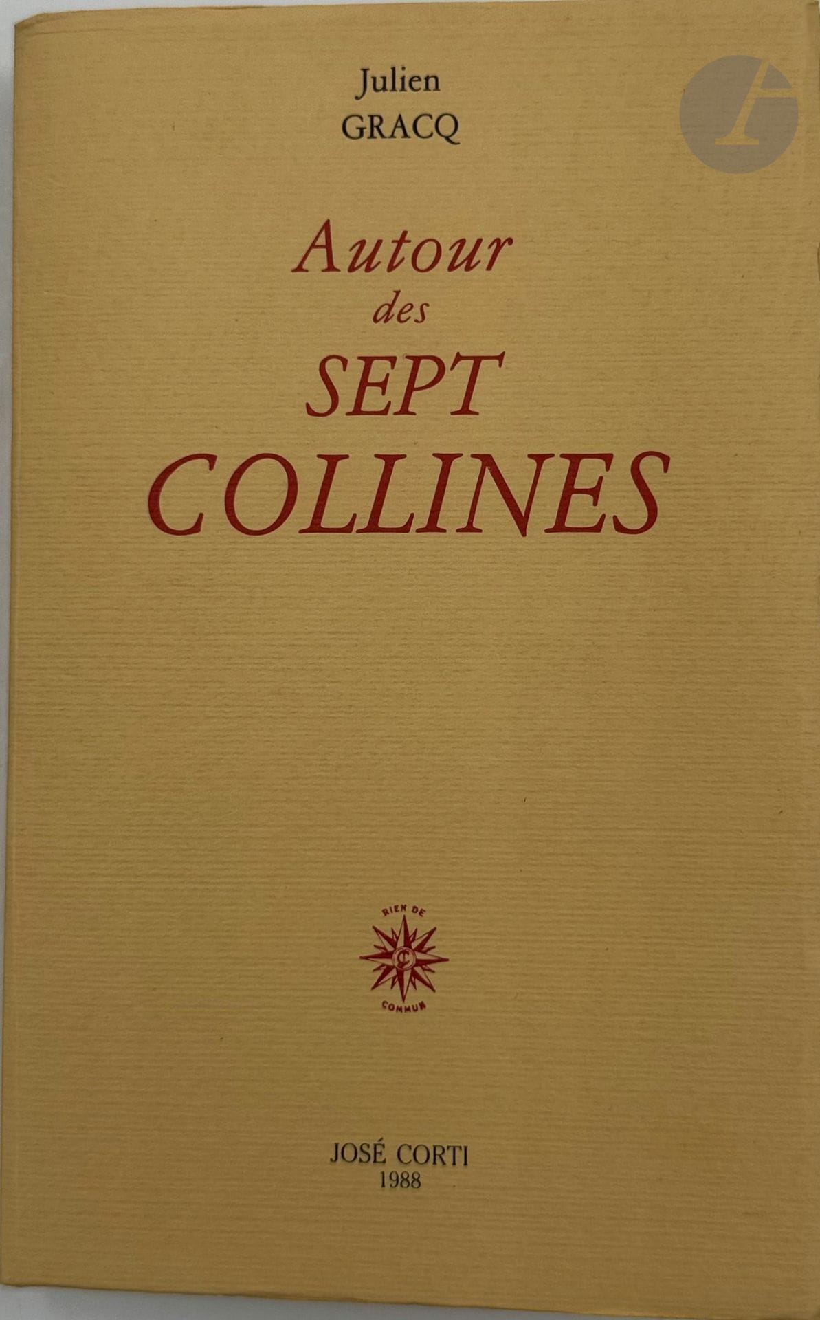 GRACQ (Julien).
Autour des sept collines. 
Paris : José Corti, 1988. —In-12, broché.
Édition originale de ce recueil d'essais et de notes de lecture de Julien Gracq, à propos de la ville de Rome.

Un des 150 exemplaires sur vélin d'Arches, numérotés et paraphés par l'éditeur, seul tirage sur grand papier avec quelques exemplaires hors commerce.

Bel envoi autographe signé de Gracq sur le faux titre :

«A Monsieur Michel Schepens // ce livre irrévérencieux peut- // être, mais du moins sincère // Julien Gracq // 15 novembre 1997. »

Exemplaire très bien conservé, en grand partie non coupé.