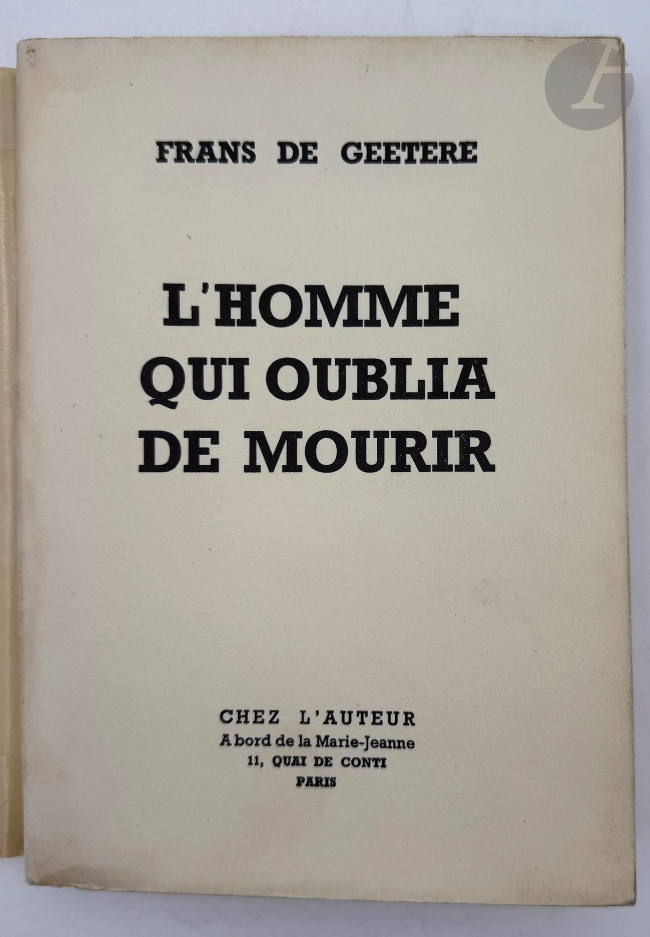 DE GEETERE (Frans).
L'Homme qui oublia de mourir.
Paris : chez l'auteur, [1962]. —In-12, broché.
Édition originale de cette autobiographie.

Un des 300 exemplaires numérotés et signés par l'auteur, enrichis d'une page autographe et d'un dessin original signé à la plume de l'auteur. Ce dessin représente un cycliste (autoportrait ?) avec cette légende : « Je crie Attention ! C'est moi ! J'arrive !!! »

Envoi autographe signé de l'auteur : «A Hélène Ruth qui, je l'espère // aimera les histoires racontées // par // L'HOMME QUI OUBLIA DE MOURIR // Ce vieil anarchiste ressemblant // comme un frère à // Frans de Geetere. »

Dos légèrement bruni.