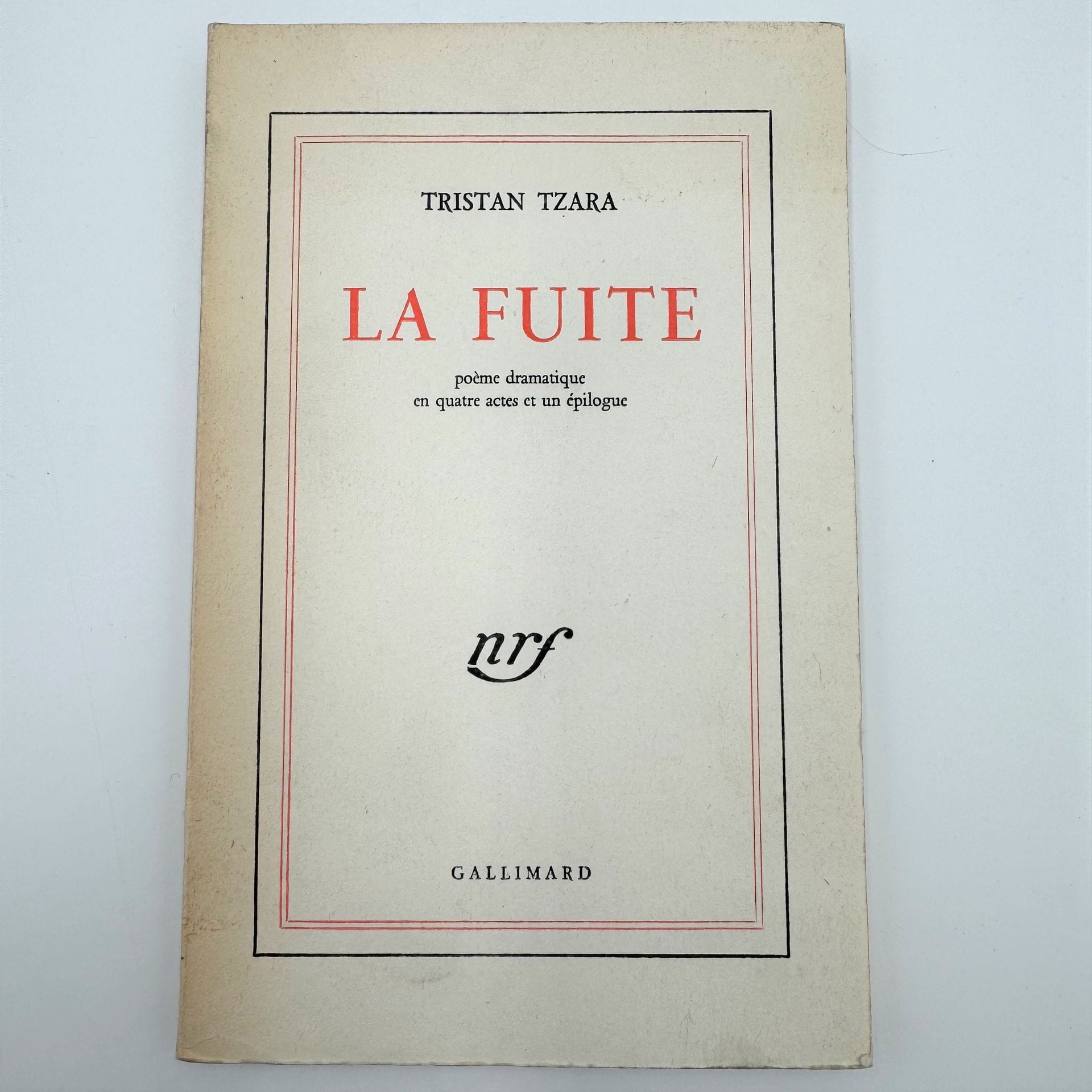 TZARA (Tristan).
La Fuite. Poème dramatique en quatre actes et un épilogue.
Paris : Gallimard, [1947]. —In-12, broché.
Édition originale.

UN DES 13 EXEMPLAIRES SUR VÉLIN PUR FIL LAFUMA NAVARRE, seul tirage sur grand papier, celui-ci portant le numéro I.

Dos légèrement bruni.