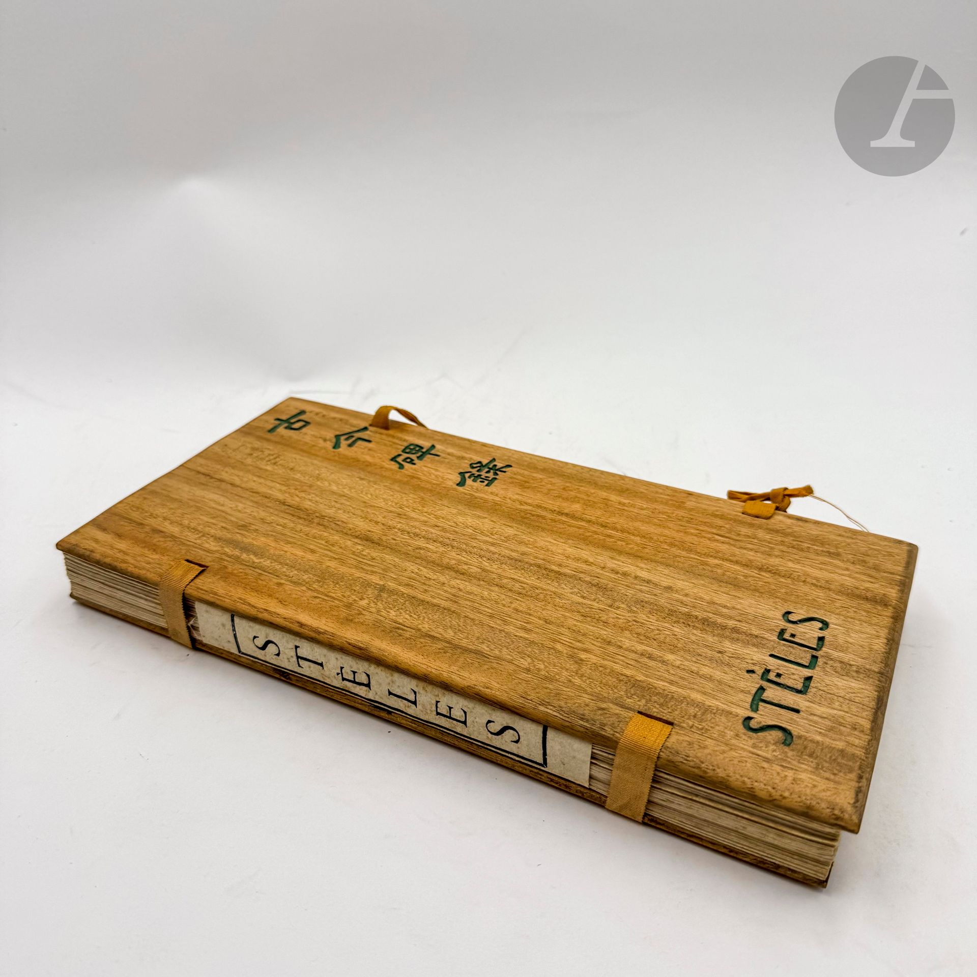 SÉGALEN (Victor).
Stèles.
Péking : pour Georges Crès & Cie, 1914. —In-4 allongé, en feuilles pliées à la chinoise, sous deux plaques de bois, la première comprenant le titre gravé en chinois et en français, tenues à l'aide de deux liens de tissus jaune.
Seconde édition, en partie originale, la première en librairie. Elle comprend 16 stèles qui ne figuraient pas dans l'originale de 1912.

Tirage limité à 640 exemplaires. Un des 570 sur vergé feutré, complet de la bande de papier feutré comportant le titre.

Exemplaire très bien conservé malgré quelques rousseurs éparses.