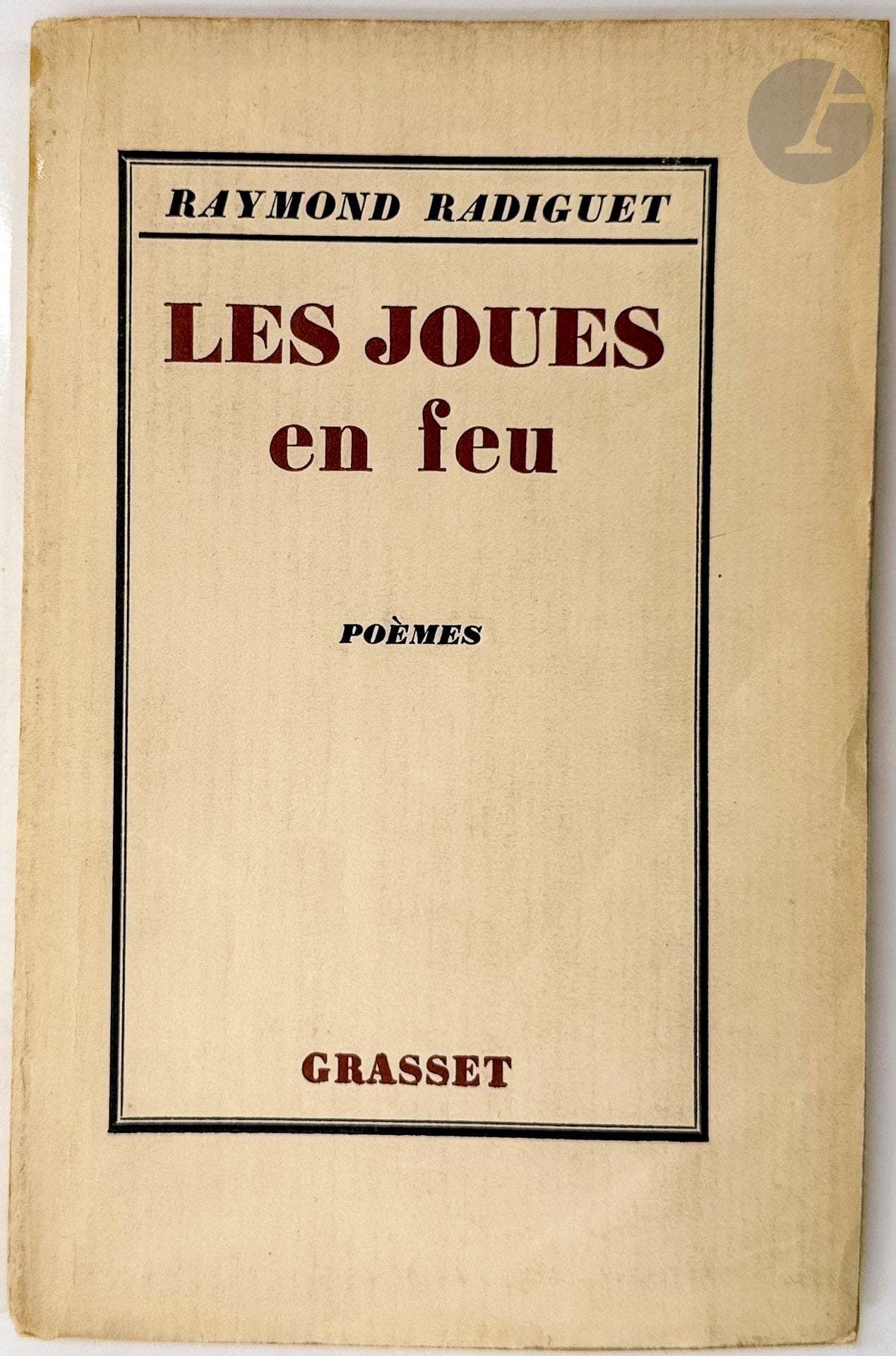 RADIGUET (Raymond).
Les Joues en feu. Poèmes anciens et poèmes inédits. 1917-1921. Précédé d'un portrait de Pablo Picasso et d'un poème de Max Jacob et d'un avant-propos de l'auteur.
Paris : Bernard Grasset, 1925. — In-12, broché.
Édition définitive.

Un des 25 exemplaires sur papier Madagascar, enrichi d'une reproduction sur chine du portrait.

Légères salissures à la couverture.