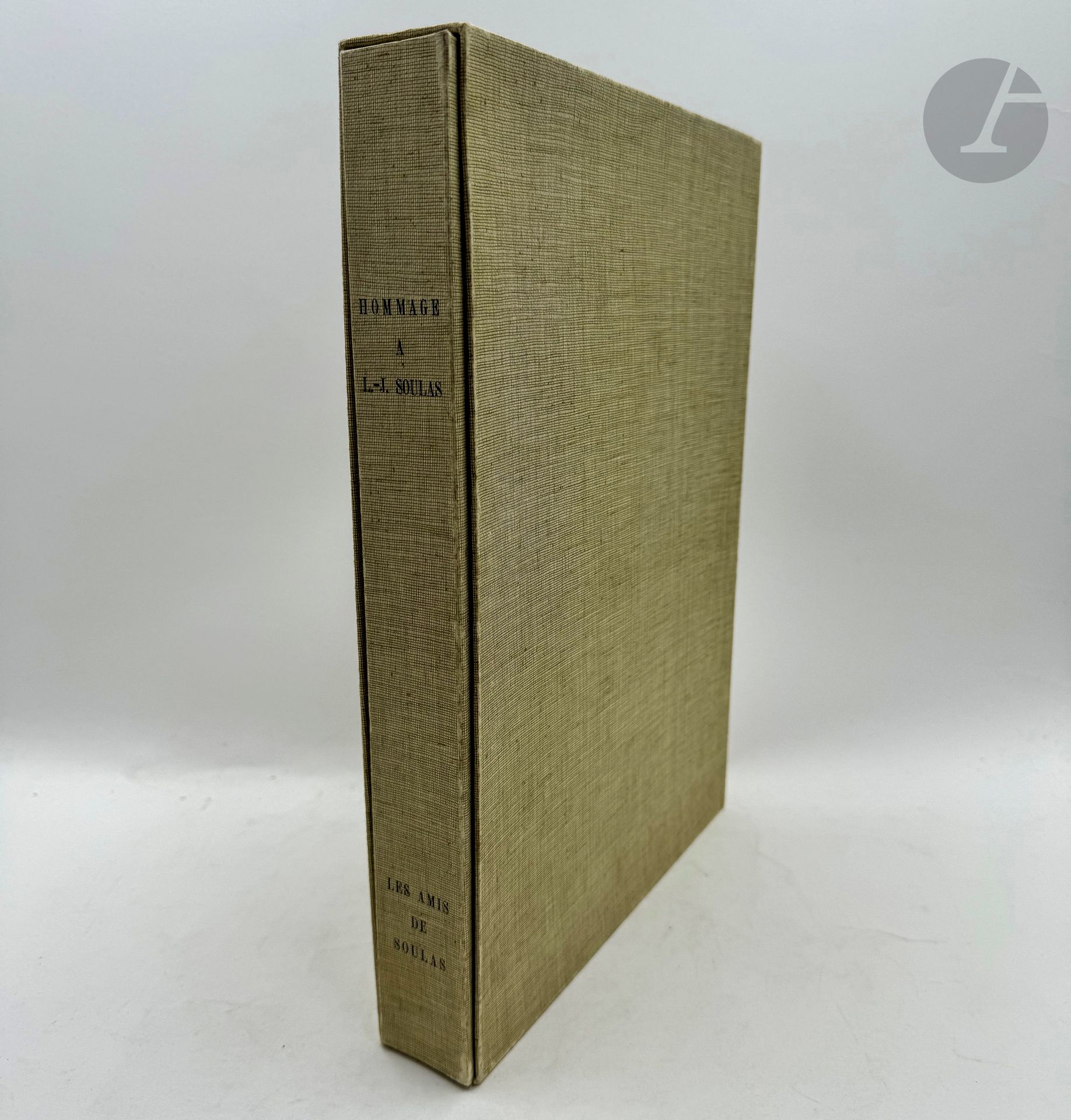 [SOULAS (Louis-Joseph)].
Hommage à L.-J. Soulas.
Paris : Les Amis de Soulas, [1959]. —In-4, en feuilles, couverture rempliée, chemise et étui de l'éditeur.
Édition publiée à 340 exemplaires, réunissant des textes composés en hommage au peintre et graveur Louis-Joseph Soulas, par Jules Romains, Maurice Genevoix, André Chamson, Vallery-Radot, Roger Secrétain, Pierre Guastalla, René Berthelot, Claude Kervennic et Jack Chargelègue. Chaque écrit est accompagné de la reproduction de gravures de Soulas. Le recueil se termine par des textes de l'artiste.

Un des 300 exemplaires sur vélin du Marais, enrichis d'une gravure originale.

Exemplaire unique contenant deux cuivres originaux et 36 gravures originales de l'artiste, signées dans la planche pour la grande majorité, tirées sur différents papiers et de différents formats. Les deux cuivres ont servi à l'impression de deux des 36 gravures jointes.

Exemplaire très bien conservé.