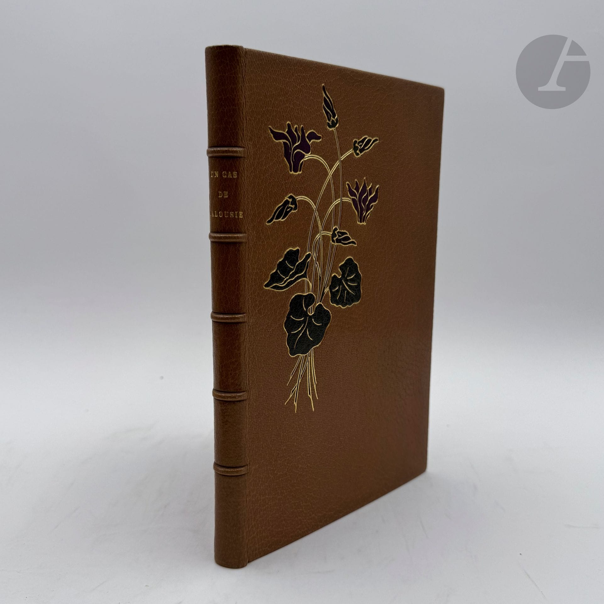 [RÉMUSAT (Paul de)] - LUNOIS (Alexandre).
Un cas de jalousie.
Paris : Librairie L. Conquet, 1896. — In-8, maroquin havane, fleurs dorées et mosaïquées sur le premier plats, dos à nerfs, cadre de maroquin havane à l'intérieur, orné de multiples filets dorés, doublures et gardes de soie verte brochée à motifs de fleurs couleur argent, doubles gardes, tranches dorées sur témoins, couverture conservée, étui (Marius Michel).
Édition originale de cette nouvelle de Paul de Rémusat, illustrée de 19 lithographies originales d'Alexandre LUNOIS, placées en tête de chapitre et en cul-de-lampe.

Tirage à 200 exemplaires numérotés et paraphés par l'éditeur. Un des 60 premiers sur japon impérial, contenant d'une suite des illustrations sur japon teinté.

Superbe exemplaire en reliure mosaïquée de Marius Michel, enrichi d'une suite de 4 lithographies originales sur japon teinté, non retenues pour l'édition.