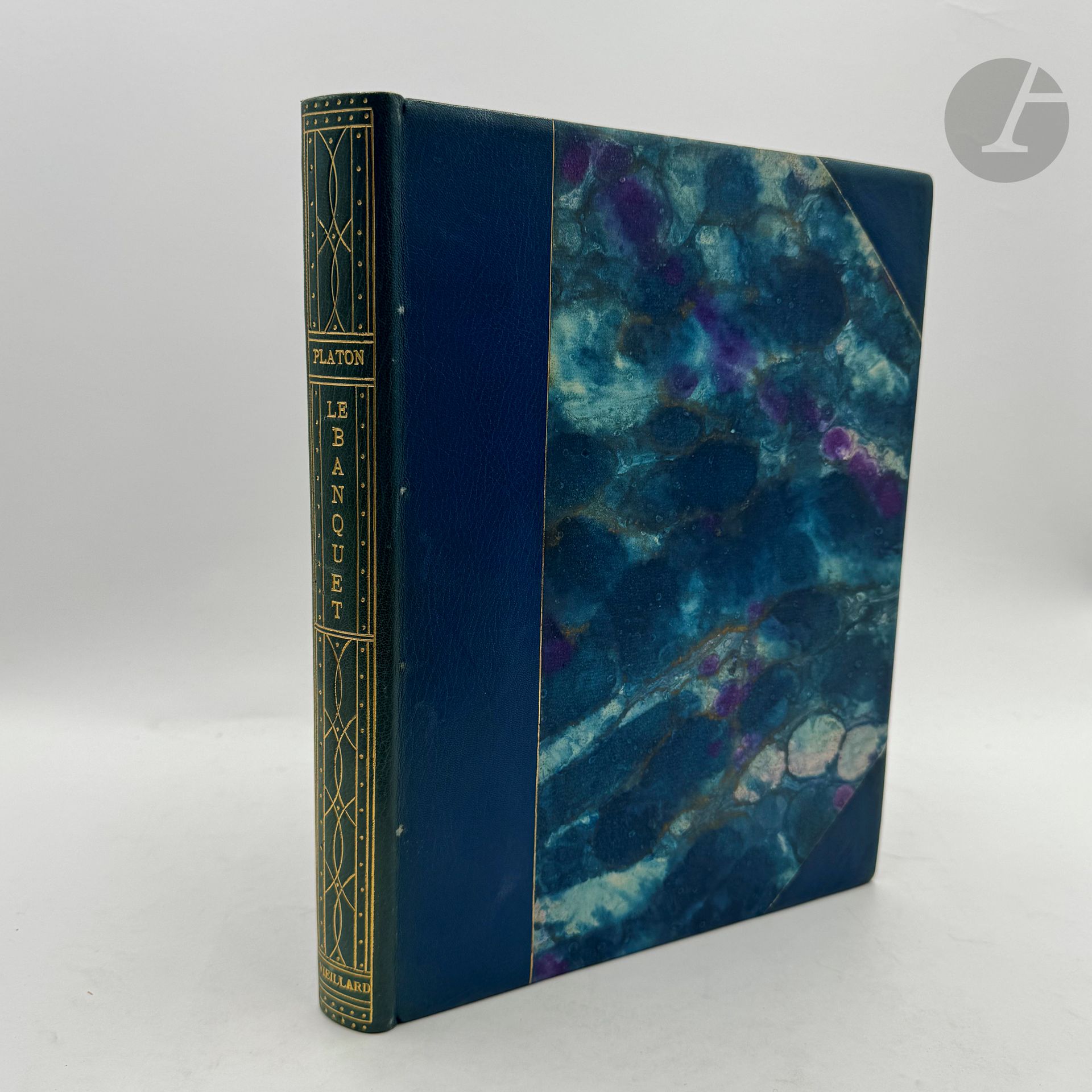 VIEILLARD (Roger) - PLATON.
Le Banquet traduit un tiers par Jean Racine la suite par Madame de Rochechouart de Mortemart abbesse de Fontevrault et le discours d'Alcibiade par Victor Cousin.
S.l. : Les Bibliophiles comtois, [1952]. — In-folio, demi-maroquin bleu à coins, filets dorés, dos lisse orné, tête dorée, non rogné, couverture et dos conservés (Willems).
Édition tirée à 150 exemplaires sur vélin blanc à la forme des papeteries de Rives, illustrée de 14 burins originaux de Roger VIEILLARD (1907-1989).

Exemplaire nominatif, spécialement imprimé pour M. Étienne Barrey, très joliment relié par Willems. Il a été enrichi du menu du dîner donné le mercredi 17 décembre 1952 à l'occasion de la sortie du livre et de l' « Avant-propos pour les bibliophiles comtois ».

Dos légèrement passé.
