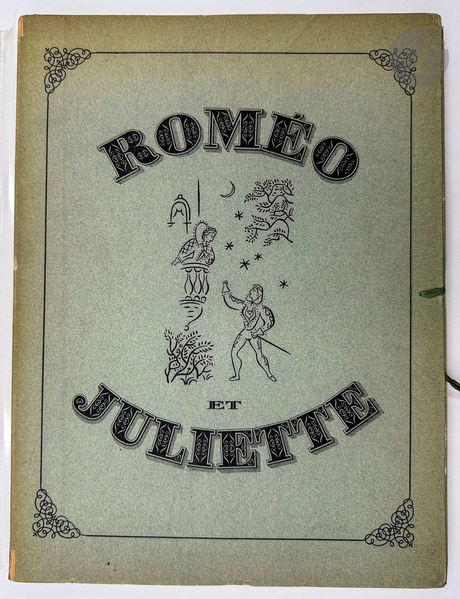 [HUGO (Jean)] - COCTEAU (Jean).
Roméo et Juliette. Prétexte à mise en scène par Jean Cocteau, d'après le drame de William Shakespeare. Décors et costumes de Jean Hugo.
Paris : Au sans pareil, 1926. — In-4, broché, couverture rempliée, sous chemise cartonnée et illustrée de l'éditeur.
Édition originale tirée à 432 exemplaires, de cette pièce en 5 actes et 23 tableaux composée par Jean Cocteau d'après William Shakespeare. Elle fut représentée pour la première fois aux Soirées de Paris organisées sous la direction du Comte Étienne de Beaumont, le lundi 2 juin 1924 au théâtre de la Cigale.

L'édition est illustrée de 21 gravures originales de Jean HUGO (1894-1984), auteur des décors et des costumes de la pièce, dont 13 hors texte. À l'exception de la figure sur le titre, toutes les compositions ont été coloriées à la main sous la surveillance de l'artiste.

Un des 350 exemplaires sur vélin Montgolfier d'Annonay.

Quelques manques aux charnières de l'étui.