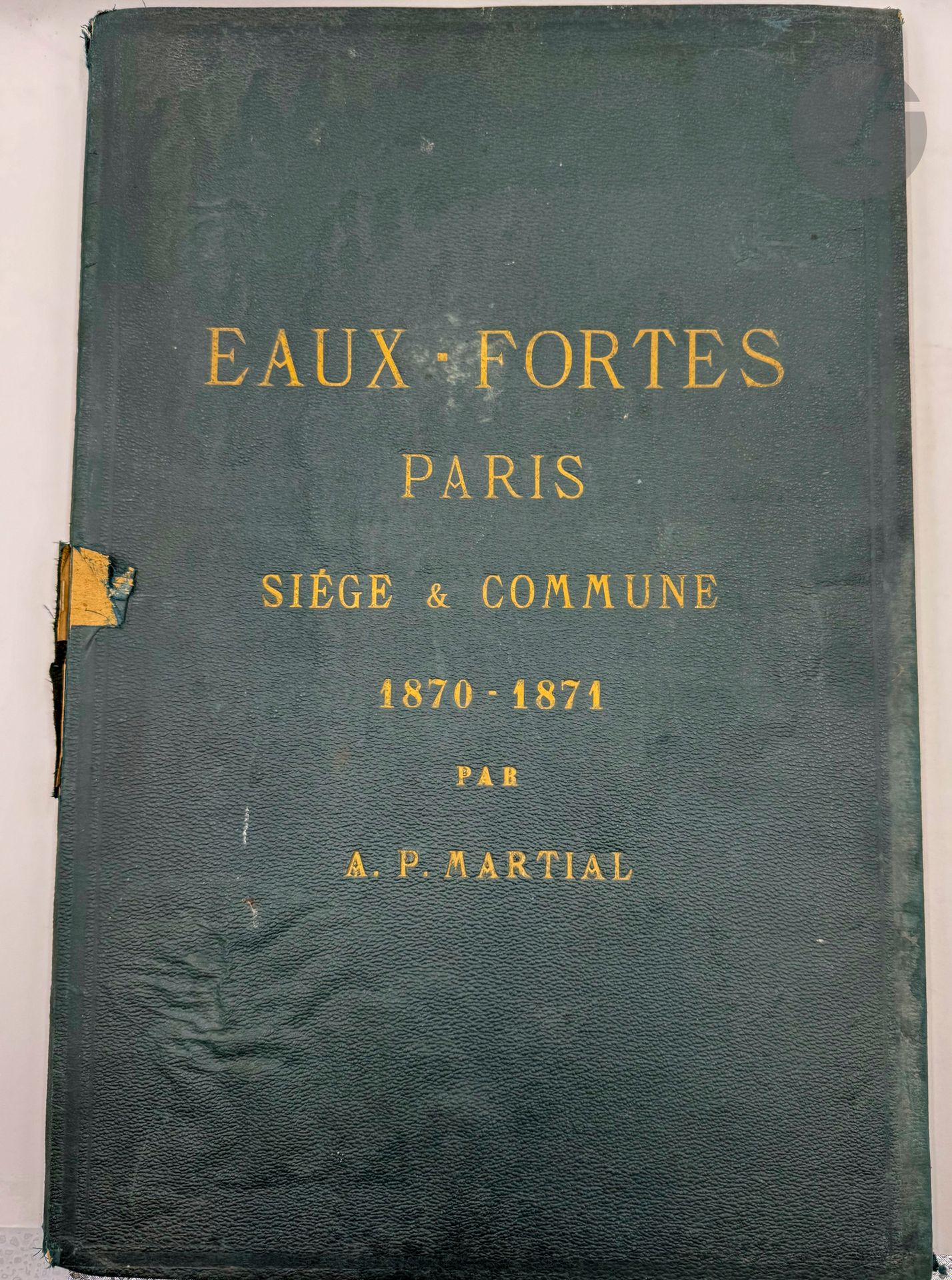 LALANNE (Maxime François Antoine).
Souvenirs artistiques du Siège de Paris 1870-1871. Paris : Cadart et Luce, [1871].
[Suivis de] : YON (Edmond). Autour de Paris après la guerre. 
Paris : Cadart et Luce, [1872]. —2 albums en un volume in-folio, percaline verte, titre « Eaux-fortes Paris Siège & Comune 1870-1871 par A. P. Martial » doré sur le premier plar, dos lisse, premiers plats de couverture conservés (reliure de l'époque).
Recueil de deux beaux albums de 12 eaux-fortes chacun, consacrés au siège de Paris en 1870 et 1871.

Ils font partie d'une série de 7 albums publiés par Cadart et Luce en 1871 et 1872. Le premier du présent exemplaire est l'œuvre du dessinateur et graveur Maxime François Antoine LALANNE (1827-1886), élève de Gigoux, et le second d'Edmond Charles Joseph YON (1838-1897).

Exemplaires complets des premiers plats de couverture gravés à l'eau-forte. On trouve également après la première couverture un feuillet présentant une gravure signée de Masson et donnant la liste des albums publiés par Cadart sur le Siège de Paris. 

Exemplaire en cartonnage d'éditeur mais il ne correspond pas à ce qui est à l'intérieur. Il mentionne effectivement les deux albums donnés dans la même série par Martial sur Paris pendant le Siège et sous la Commune. Les épreuves sont sur papier vergé.

Cartonnage très abîmé au dos avec déchirures et manques débordant sur le premier plat. Traces d'humidité sur les plats. Les deux couvertures et le feuillet gravé par Masson sont entièrement brunis. Les 24 gravures sont parfaitement conservées.