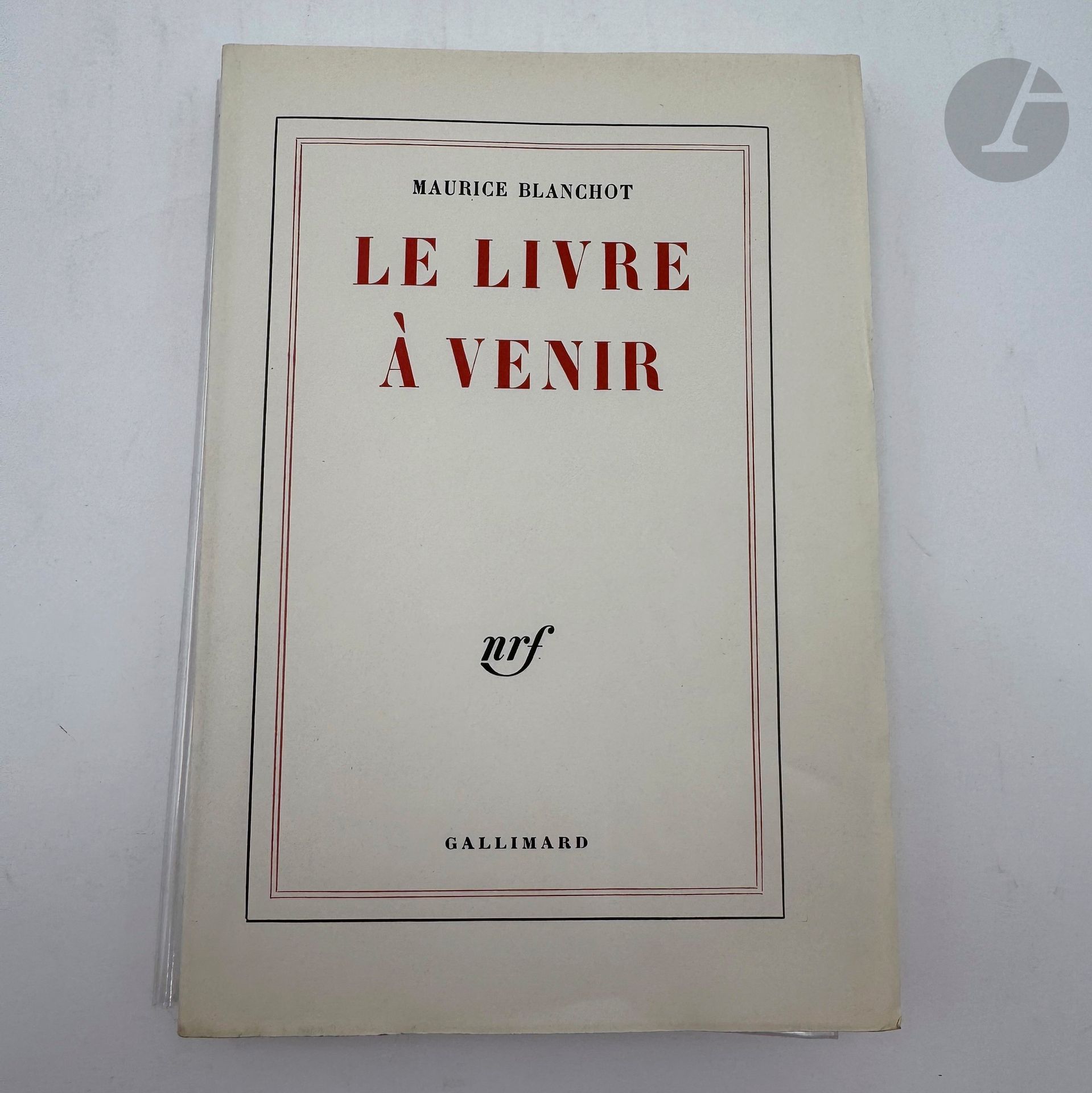 BLANCHOT (Maurice).
Le Livre à venir.
Paris : Gallimard, [1959]. — In-8, broché.
Édition originale.

Un des 25 exemplaires sur papier vélin pur-fil Lafuma-Navarre, seul tirage sur grand papier, celui-ci portant le numéro 1.

Petite et discrète mouillure au bas du dos.