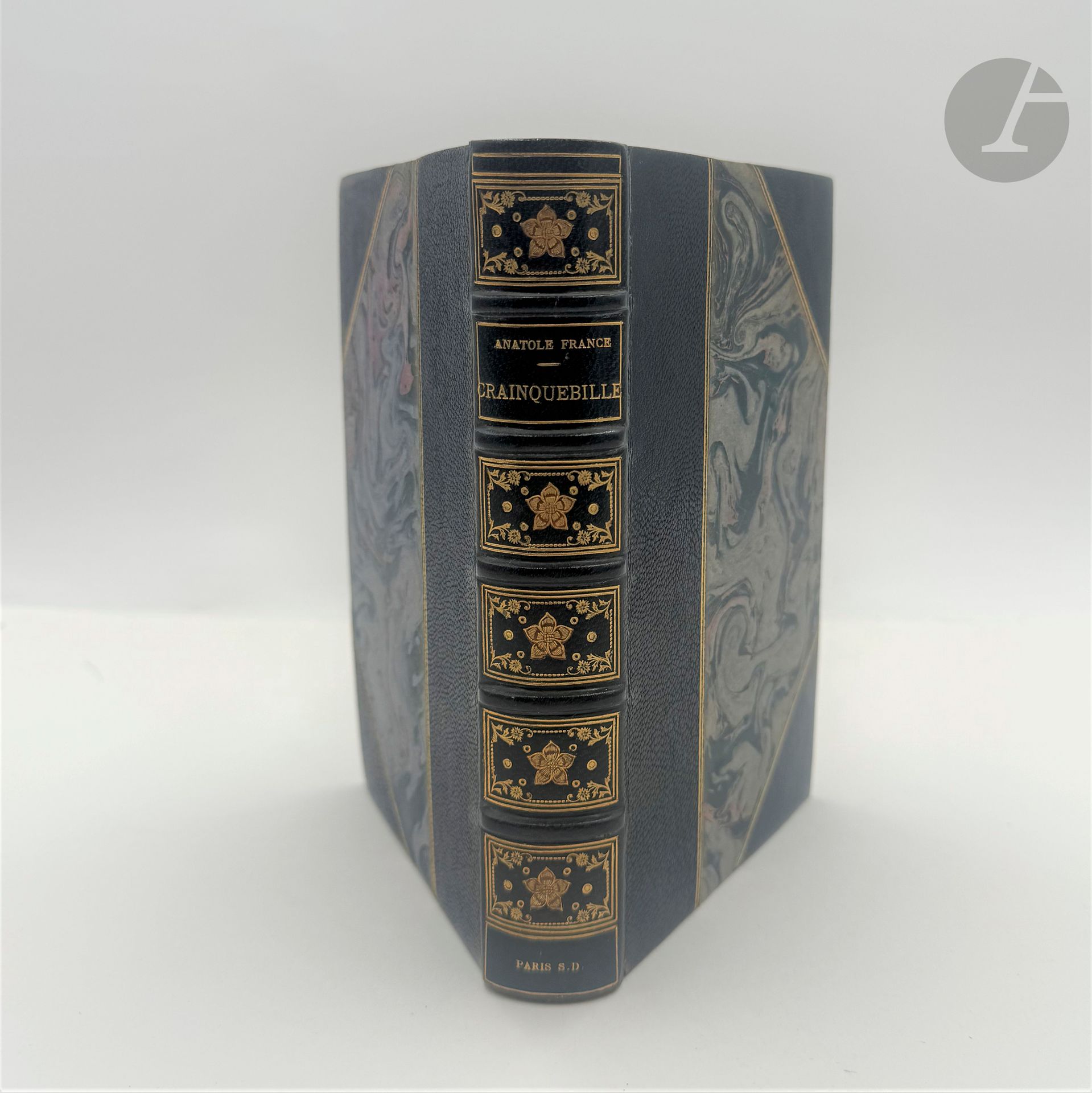 FRANCE (Anatole).
Crainquebille, Putois, Riquet et plusieurs autres récits profitables.
Paris : Calmann-Lévy, [1904]. — In-16, demi-maroquin bleu foncé à coins, filets dorés, dos à nerfs orné de motifs dorés et de fleurs dorées et mosaïquées de maroquin rouge, tête dorée, non rogné, couverture et dos conservés (reliure vers 1930).
Édition en partie originale.

Exemplaire unique, enrichi de 40 dessins originaux à la plume du peintre et dessinateur belge Émile-Antoine COULON (vers 1868-vers 1937) qui fut notamment élève de Félicien Rops.

L'artiste a écrit cette note au verso du titre : « Cet exemplaire est illustré de quarante dessins à la plume, par le soussigné, peintre-illustrateur, exerçant son art à Paris, la marque C remplaçant ici la signature : Émile-Antoine Coulon. Bruxelles, le 15 janvier 1921. »

Très bel exemplaire.