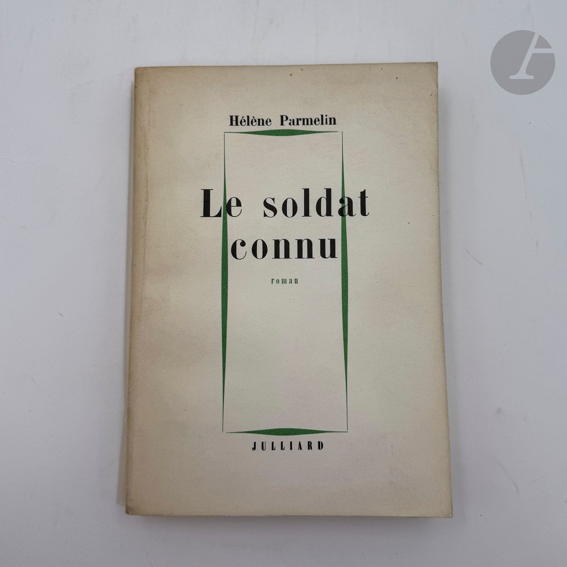 PARMELIN (Hélène).
Le Soldat connu. Roman.
Paris : Julliard, [1962]. —In-8, broché.
Édition originale dont il n'a pas été tiré de grands papiers.

Exemplaire enrichi de cet envoi autographe signée de la romancière aux collectionneurs et galeristes Pierre et Jacqueline Domec : « Pour Jacqueline et Pierre Domec // très amicalement // H. Parmelin. »

Cette dédicace est accompagnée d'UN DESSIN ORIGINAL SIGNÉ SUR DOUBLE PAGE DU PEINTRE ET LITHOGRAPHE ÉDOUARD PIGNON qui était également le mari d'Hélène Parmelin.

Exemplaire très bien conservé.