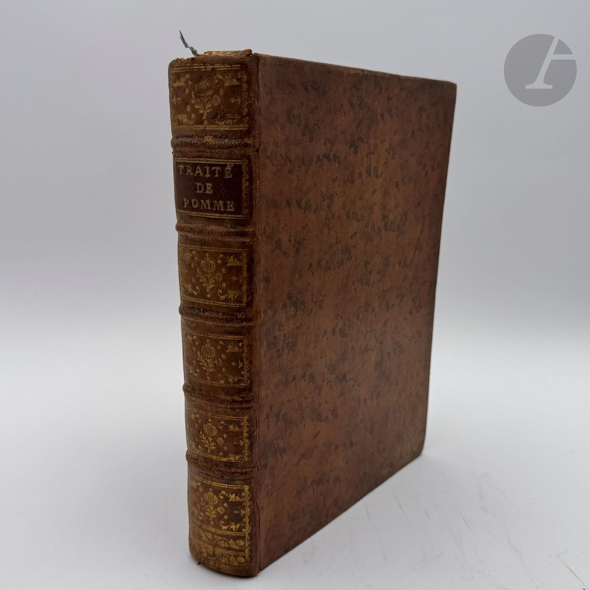 POMME (Pierre).
Traité des affections vaporeuses des deux sexes, maladies nerveuses, vulgairement appelées maux de nerfs.
Paris : Imprimerie royale, 1782. — In-4, basane marbrée, dos à nerfs orné, tranches marbrées (reliure de l'époque).
«Nouvelle édition, Augmentée & publiée par ordre du Gouvernement », dédiée au roi, de ce célèbre traité de Pierre Pomme (1735-1812) sur les différentes affections névrotiques touchant les hommes et les femmes.

Bon exemplaire en reliure de l'époque.
Manque à la coiffe de tête, quelques frottements d'usage. Quelques rousseurs éparses.