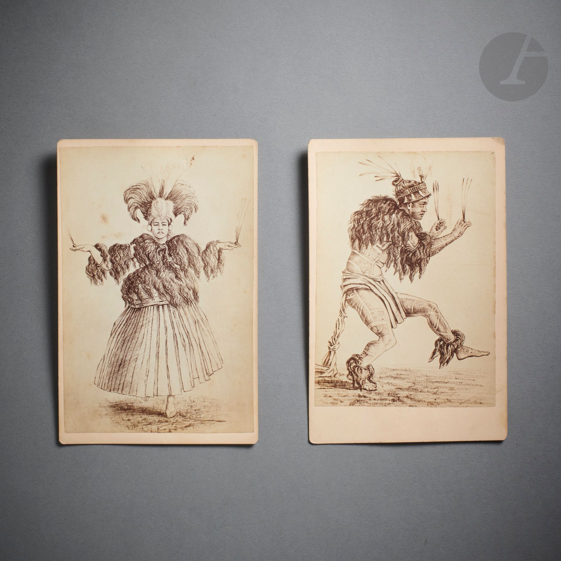 Un lot réunissant deux photos-cartes.
Réalisées à Papeete Tahiti par la fameuse Madame Sophia Hoare, et reproduisant deux dessins non moins fameux d’Eugène Fauque de Jonquières réalisés vers 1880, représentant une jeune fille marquisienne dansant le hakamanu ainsi qu’un danseur marquisien tous deux richement parés, et portant l’un et l’autre les rares bagues de doigts appelées tu’a.
Sophia Hoare fut nommée photographe officielle de la cour de Tahiti sous le règne du roi Pòmare V, et réalisa de nombreuses photos-cartes à la gloire de Tahiti.
Eugène Fauque de Jonquières, Vice-Amiral, grand ami de Pierre Loti, était un excellent dessinateur qui a laissé seize dessins, dont certains comme les deux reproduits ici sont devenus quasi mythiques représentant des danseurs marquisiens dans le détail comme presque aucun autre document, et déposés au musée des Beaux-Arts de Chartres.
Papeete, Tahiti
Tirage photo albuminé et encollé sur carton, oxydation d’ancienneté et léger enfoncement sur l’une des deux cartes, sinon excellent état.
16,5 x 10,7 cm
Voir p. 173 et 179 dans Mata Hoata Arts et Société aux Iles Marquises, Ed. Musée du Quai Branly - Actes sud 2016.
Provenance :
Collection Jean Roudillon