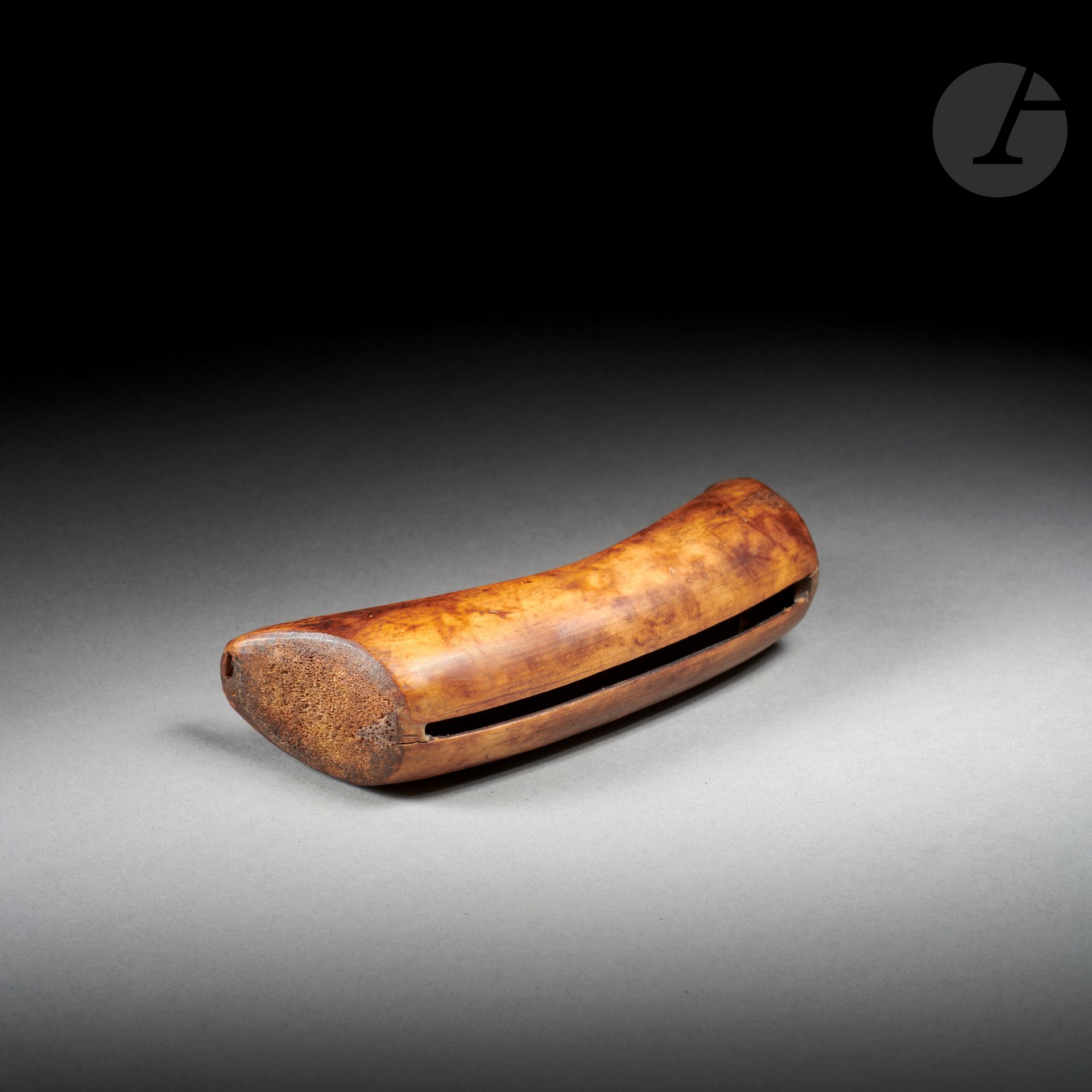Snow goggles (ilgaak or inukhuk) for sun protection.
Carved monoxyle from whalebone, these snow goggles look like an old boat from Alaska's northwest coast when turned inside out.
Inuit, Alaska, U.S.A.
Whalebone, small crack, old oxidation and beautiful patina of use
Length: 15.3 cm
Provenance :
Jean Roudillon Collection