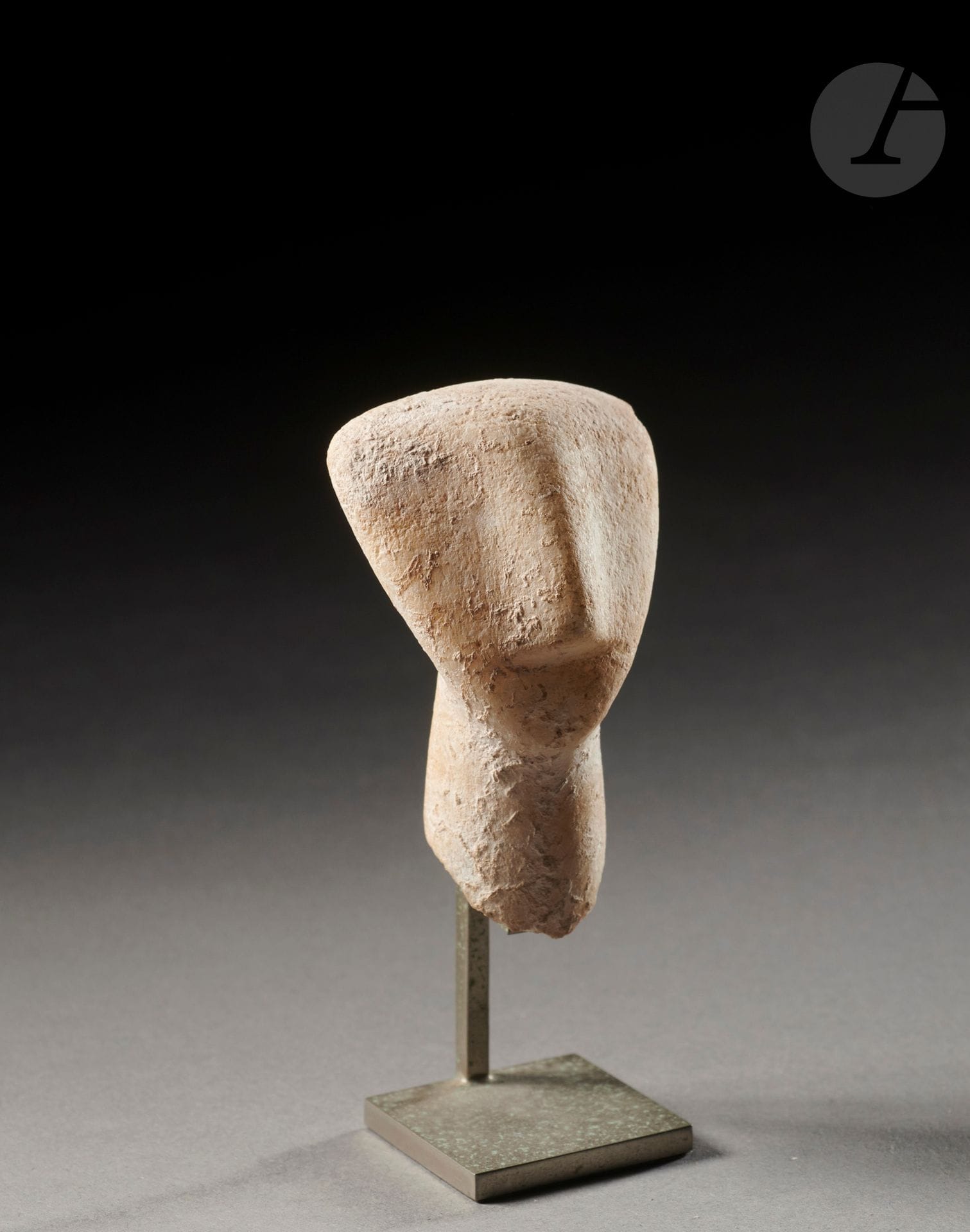 Tête cycladique de type Chalandriani
La tête consiste en une forme triangulaire au menton arrondi, le nez est sculpté en une arête.
Marbre, concrétions.
Cyclades, Cycladique ancien II, vers 2400-2300 avant J.-C.
H. : 6 cm
Provenance :
Collection Jean Roudillon