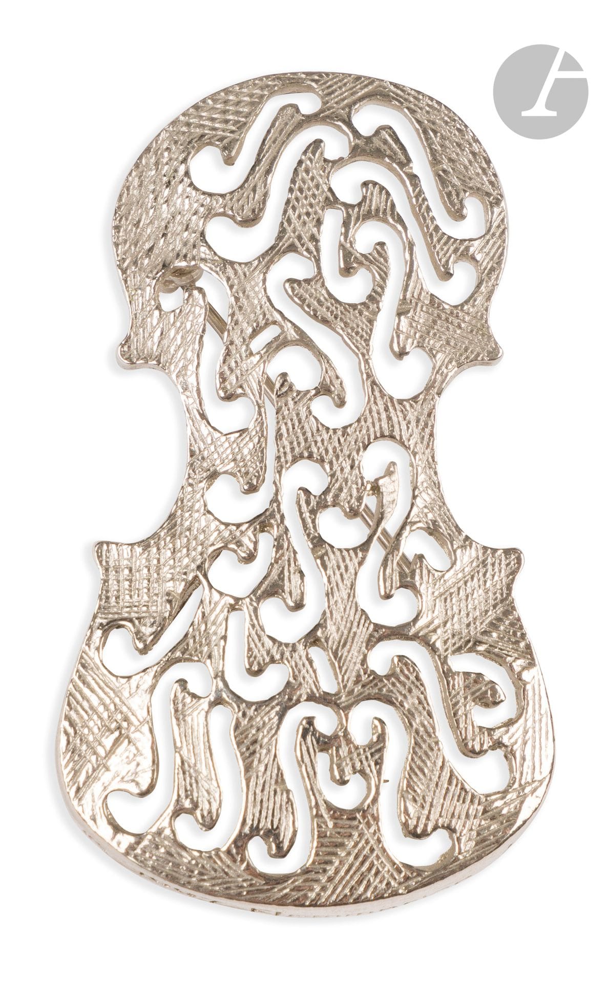 Armand FERNANDEZ dit ARMAN (1928-2005)
Violon, 1997
Broche en métal argenté ajouré.
Signée sur une plaque au dos.
Gravée (c) 1997 - Flammarion 4 sur la tranche.
5 x 3 cm