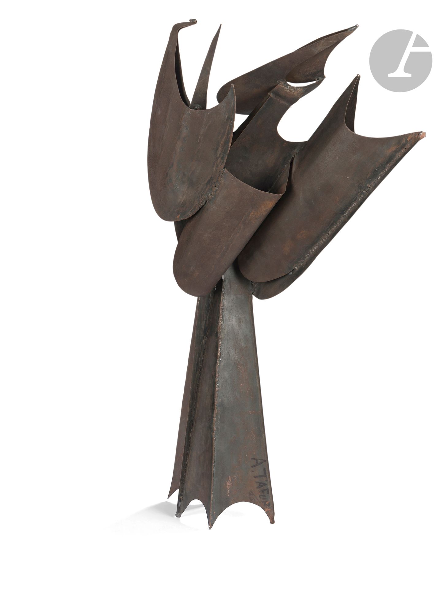 Alicia TAFUR [colombienne] (né en 1934)
Personnage, 1965
Sculpture en métal patiné et soudé - Pièce unique.
Signée et datée vers la base. 
Hauteur : 81 cm