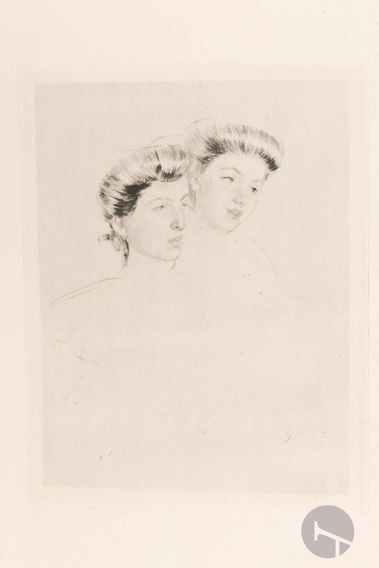 Mary Cassatt (1844-1926)
Heads of Two Young Women Looking to Right. Vers 1898. Pointe sèche.  238 x 310. Breeskin 163 +. Très belle épreuve sur vélin crème filigrané « Van Gelder Zonen ». Infimes rousseurs et empoussiérage aux bords du feuillet. Toutes marges non ébarbées. Très rare : 2 épreuves connues selon Breeskin.
NB : LONGUE TRACE DE PLI OBLIQUE MEDIAN