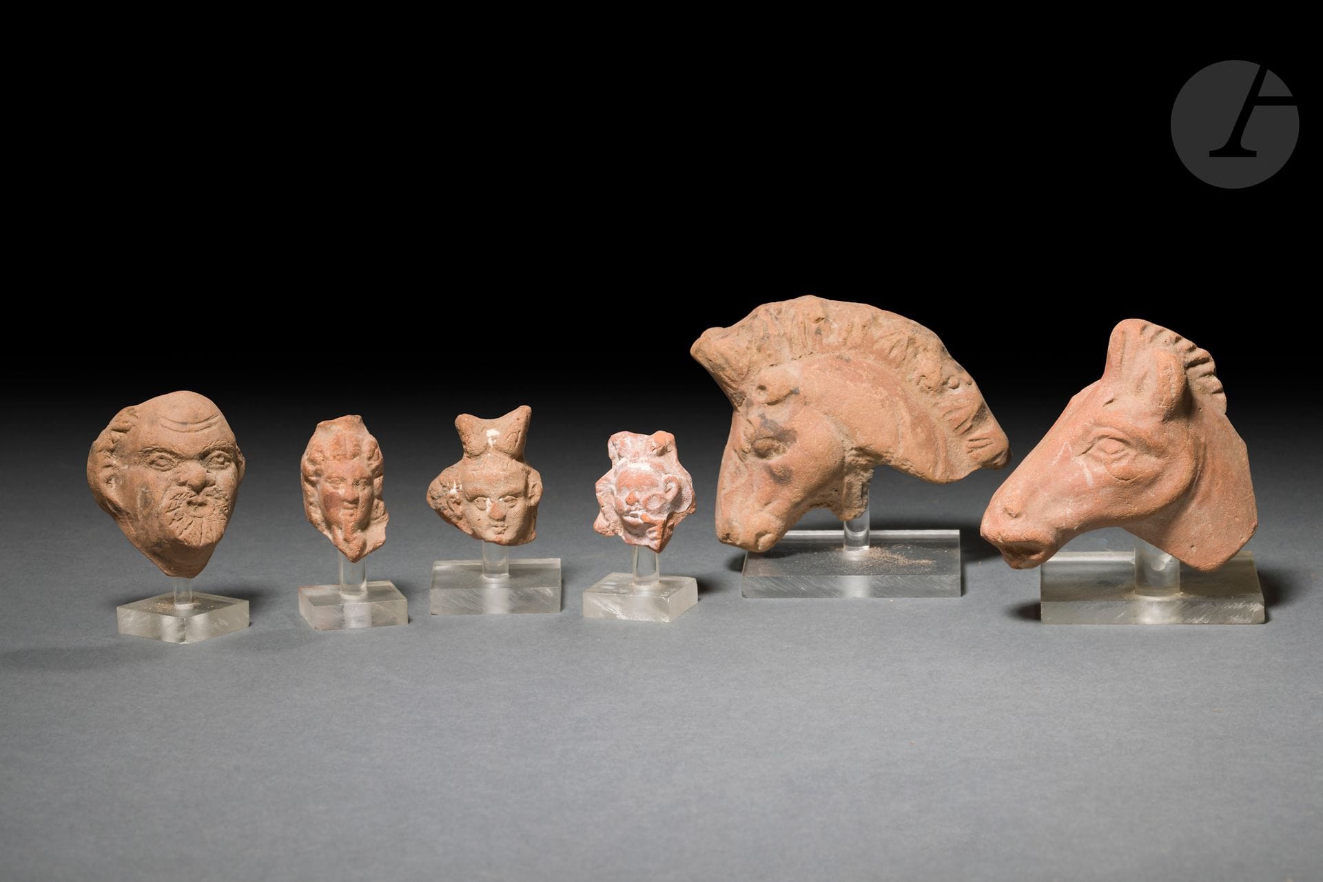Quatre têtes de personnages et deux têtes de chevaux 
Terre cuite.
Égypte, époque romaine (30 avant J.-C. - 641)
Hauteur : 7,5 à 3,2 cm 

Provenance : 
Collection particulière VDW, Hoofddorp, Pays-Bas (constituée avant 1983)

Six Egyptian Terracotta Heads of Humans and Horses, Roman Period