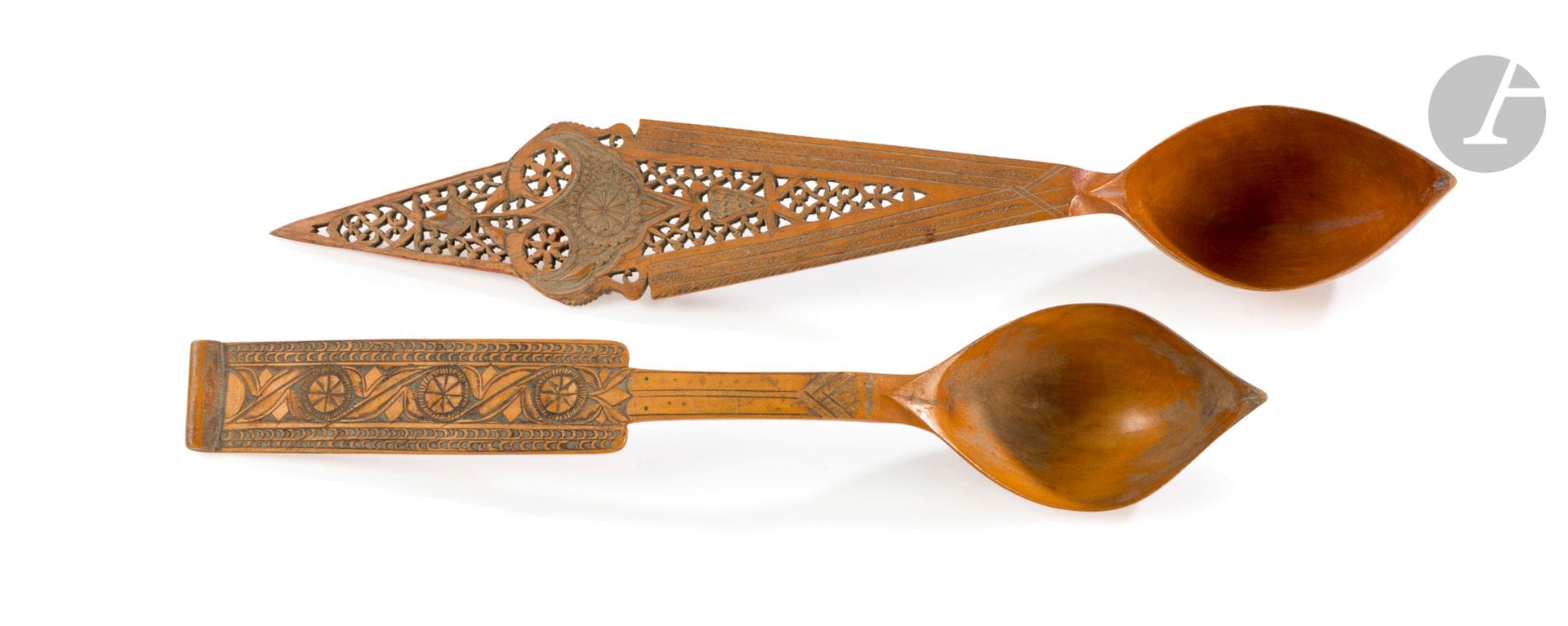 Deux cuillères à sorbet kashkûl, Iran qâjâr, XIXe / XXe siècle
Cuillères très creuses en bois clair, peut-être du buis sculpté, le manche au décor gravé, champlevé et ajouré sur l’une. La première à l’extrémité triangulaire présente un décor de résille végétale marquée au centre d’un fleuron gravé à appendices. La seconde au manche rectangulaire et à l’extrémité ourlée présente une alternance de rouelles et de palmettes.
Longueur : 40,2 et 35 cm
Traces d’usure.

Two Qajar wooden spoons, Iran, 19th - 20th century