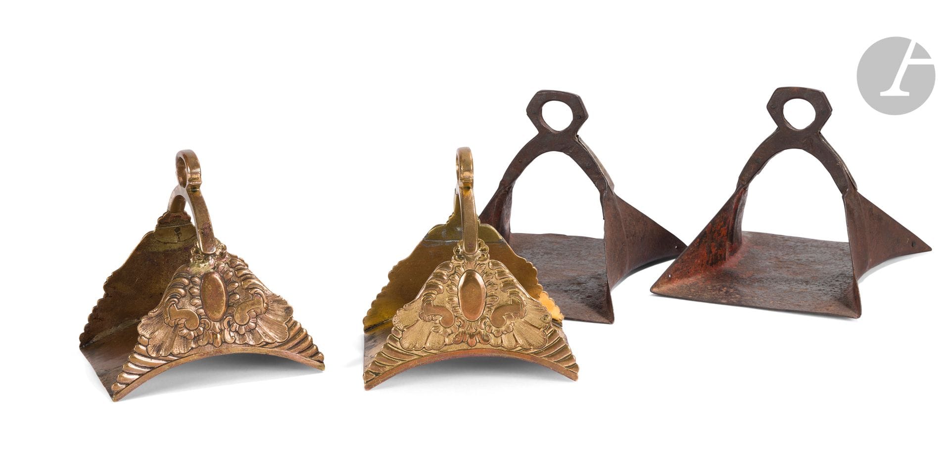 Paire d’étriers en tombak, Turquie ottomane, vers 1800
Étriers en cuivre doré, la semelle rectangulaire et convexe, les larges branches chantournées, à décor floral de style rocaille mêlant feuillages et volutes autour d’un médaillon central ovoïde. Branches reliées par une tige arquée surmontée d’un anneau.
16 x 16 x 13,5 cm
Dorure effacée par endroits, rayures, plusieurs restaurations et soudures.
On joint une paire de grands étriers à semelle plate en acier avec des traces de polychromie rouge et des garnitures d’argent poinçonné sur une face de la tige et de l’anneau, Afrique du Nord, XIXe siècle, 15,5 x 22,5 x 18 cm ; manque et corrosion.

A Pair of Ottoman Tombak Stirrups, Turkey, c. 1800