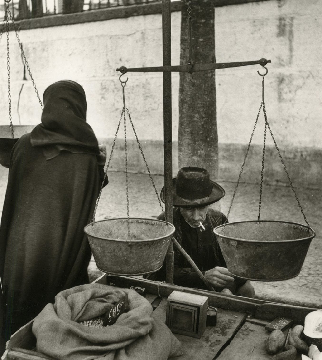 Jean Dieuzaide (1921-2003) 
Marché à Viseu. Portugal, 1955. 
Épreuve argentique (c. 1960) sur papier Agfa. Tampon du photographe, titre et date manuscrits au verso. 
Image : 19,2 x 17 cm / Feuille : 24 x 18 cm